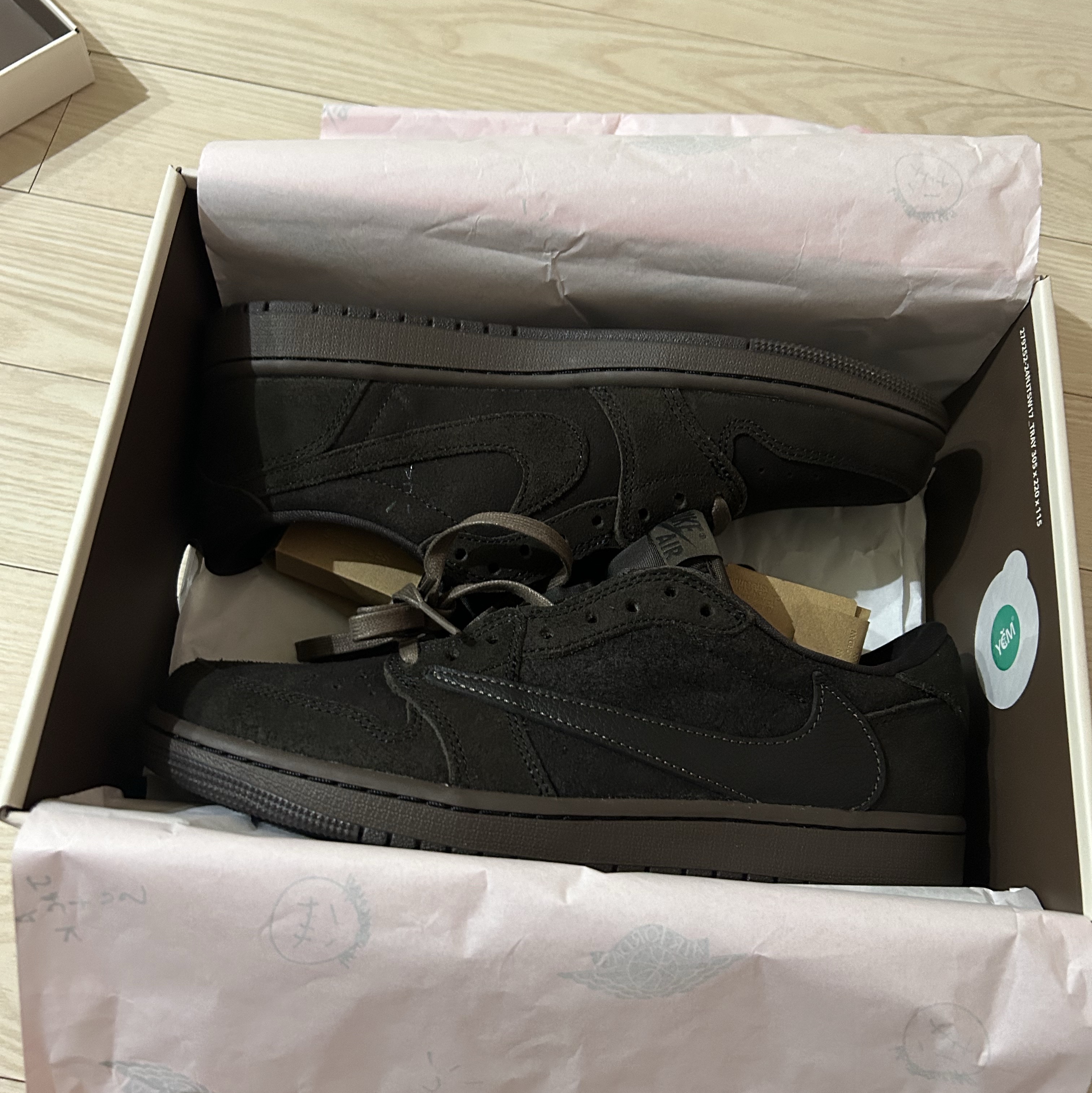 Nike x Travis Scott Zoom Field Jaxx White and Light Chocolate, Jordan 1 x Travis Scott Retro Low OG SP Velvet Brown and Dark Mocha 착용 스타일 - 5