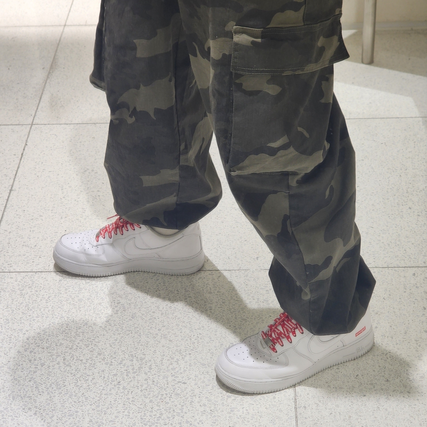 Nike x Supreme Air Force 1 Low White 착용 스타일 - 2
