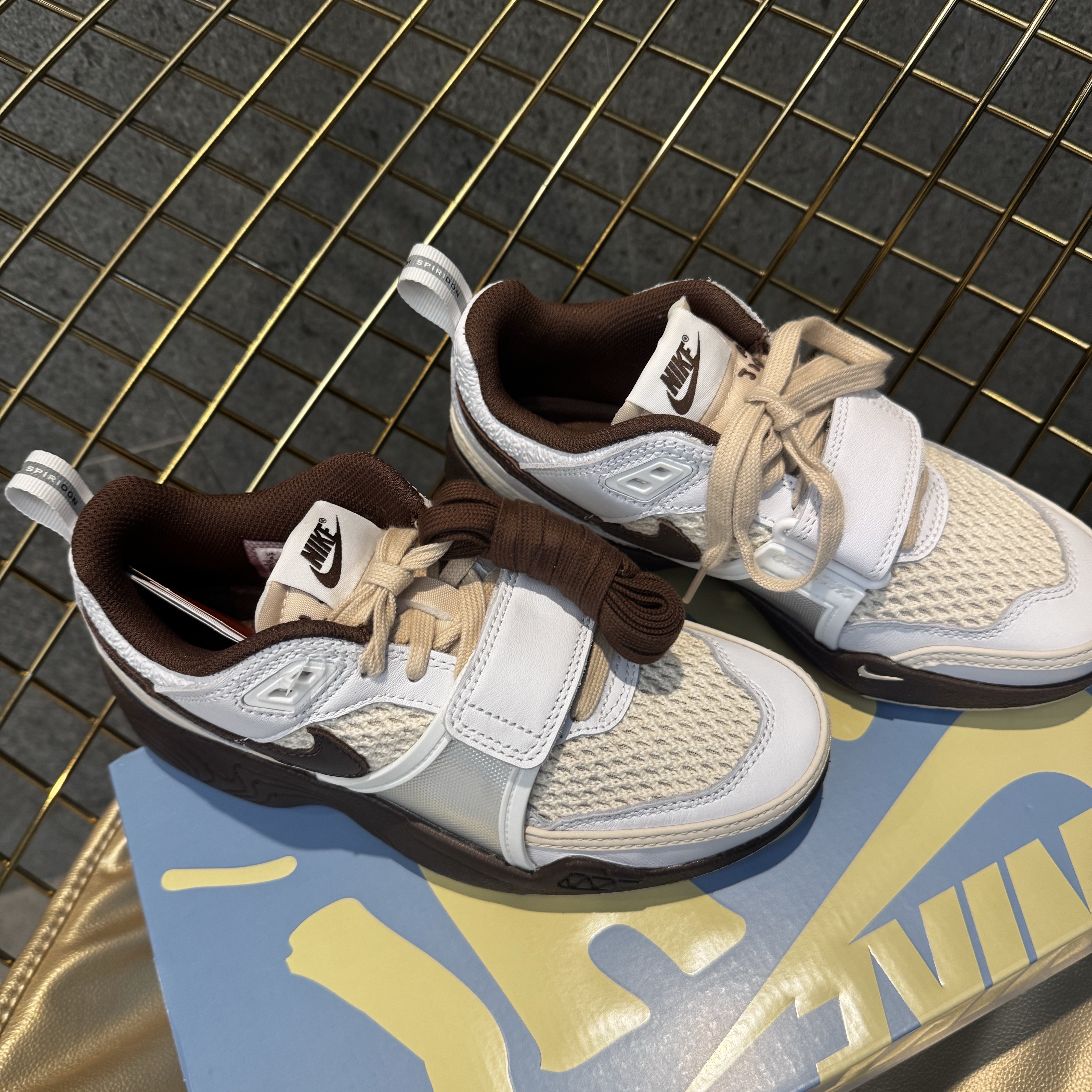 Nike x Travis Scott Zoom Field Jaxx White and Light Chocolate 착용 스타일
