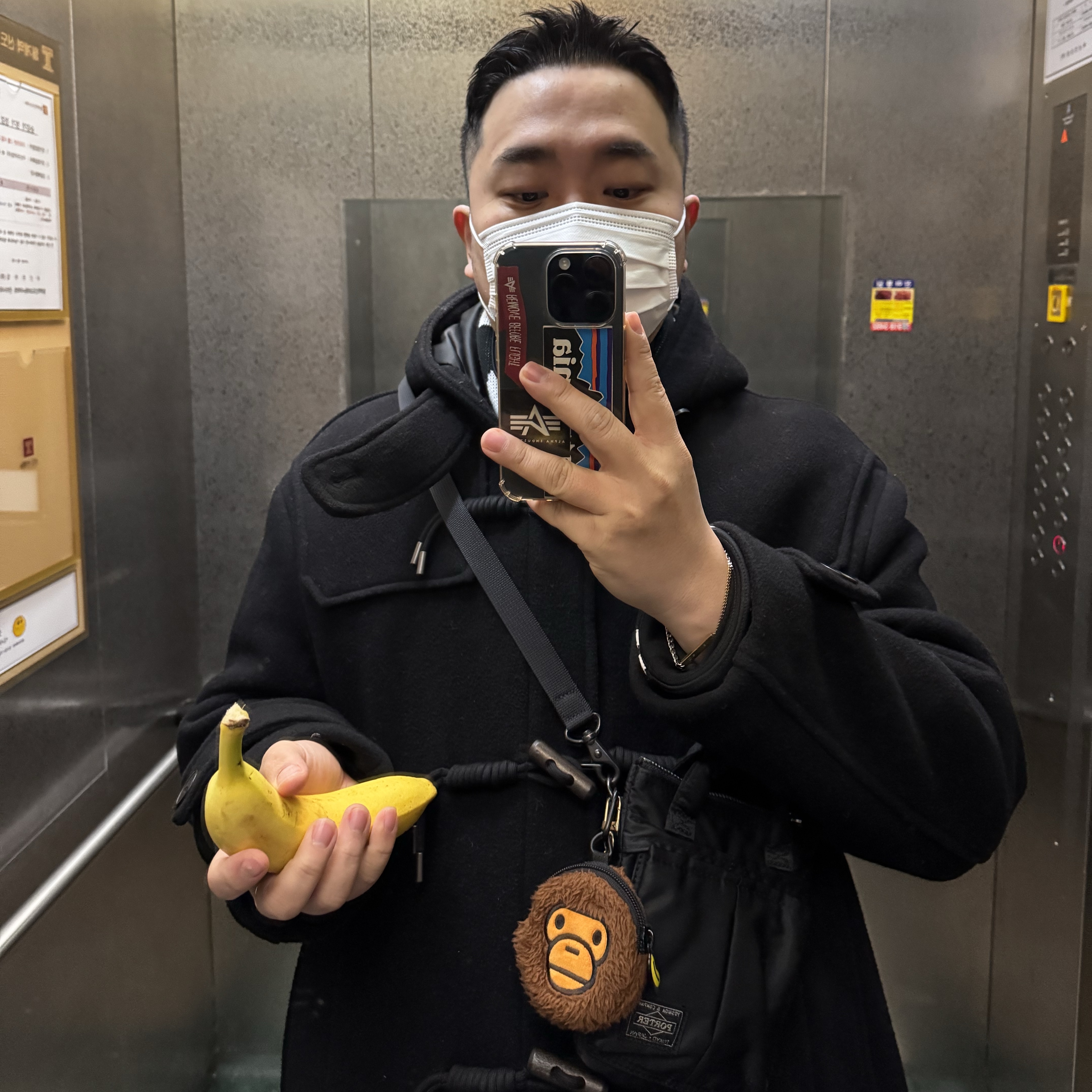 CDG Logo Check Muffler White Black, Porter Howl Helmet Bag Mini Black 착용 스타일
