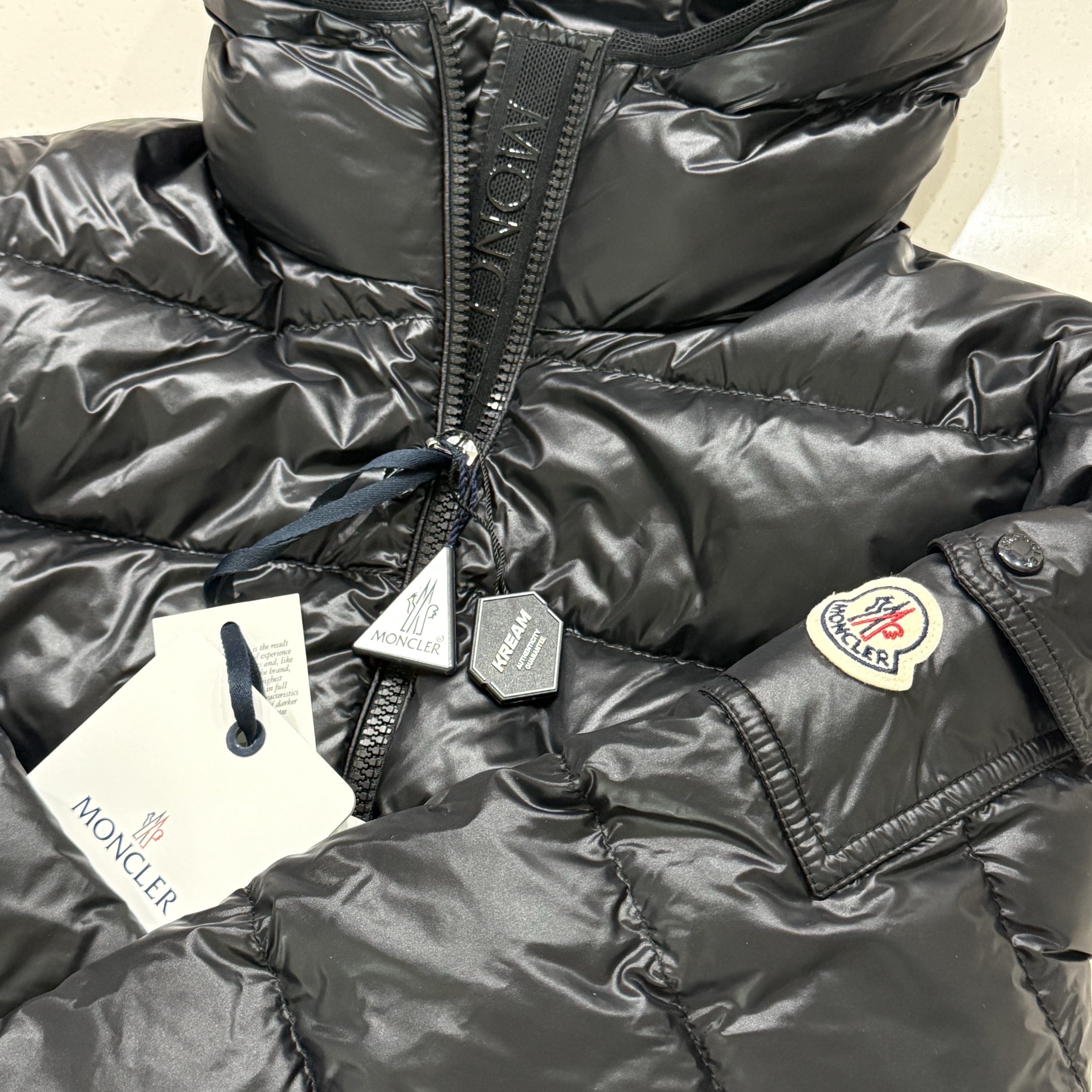 (W) Moncler Gles Short Down Jacket Black - 24SS 착용 스타일