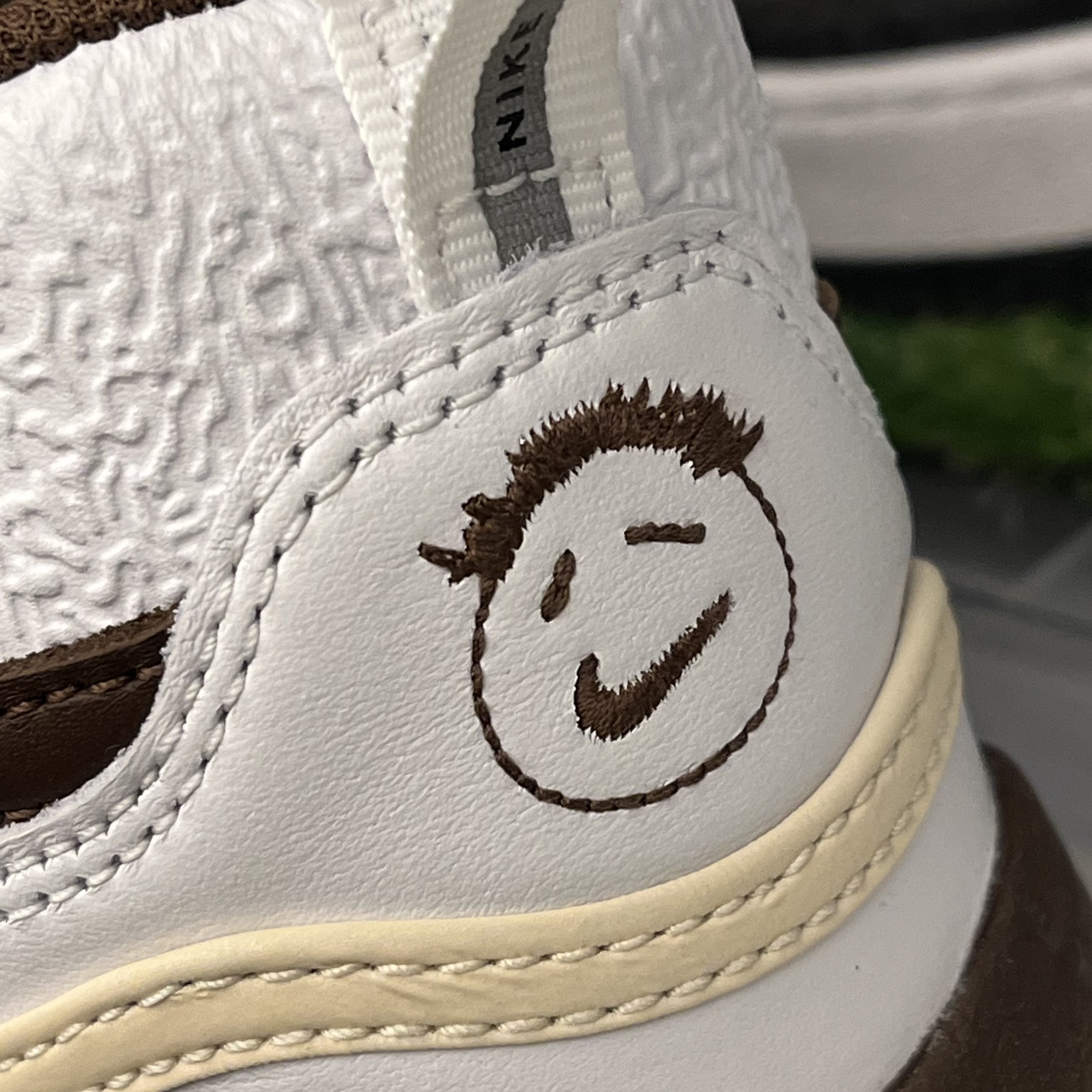 Nike x Travis Scott Zoom Field Jaxx White and Light Chocolate 착용 스타일 - 2