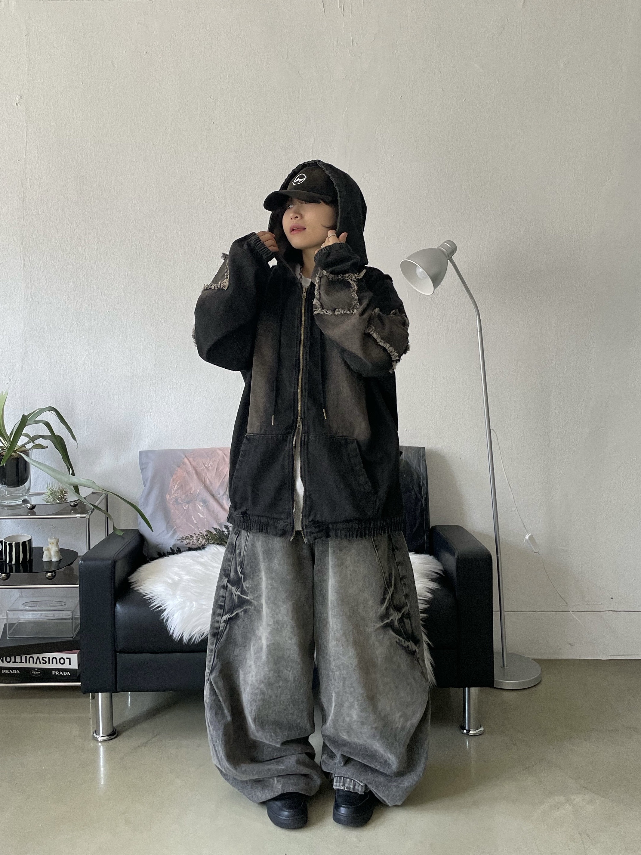 (W) Nike Air Force 1 '07 Low Triple Black 착용 스타일 - 3