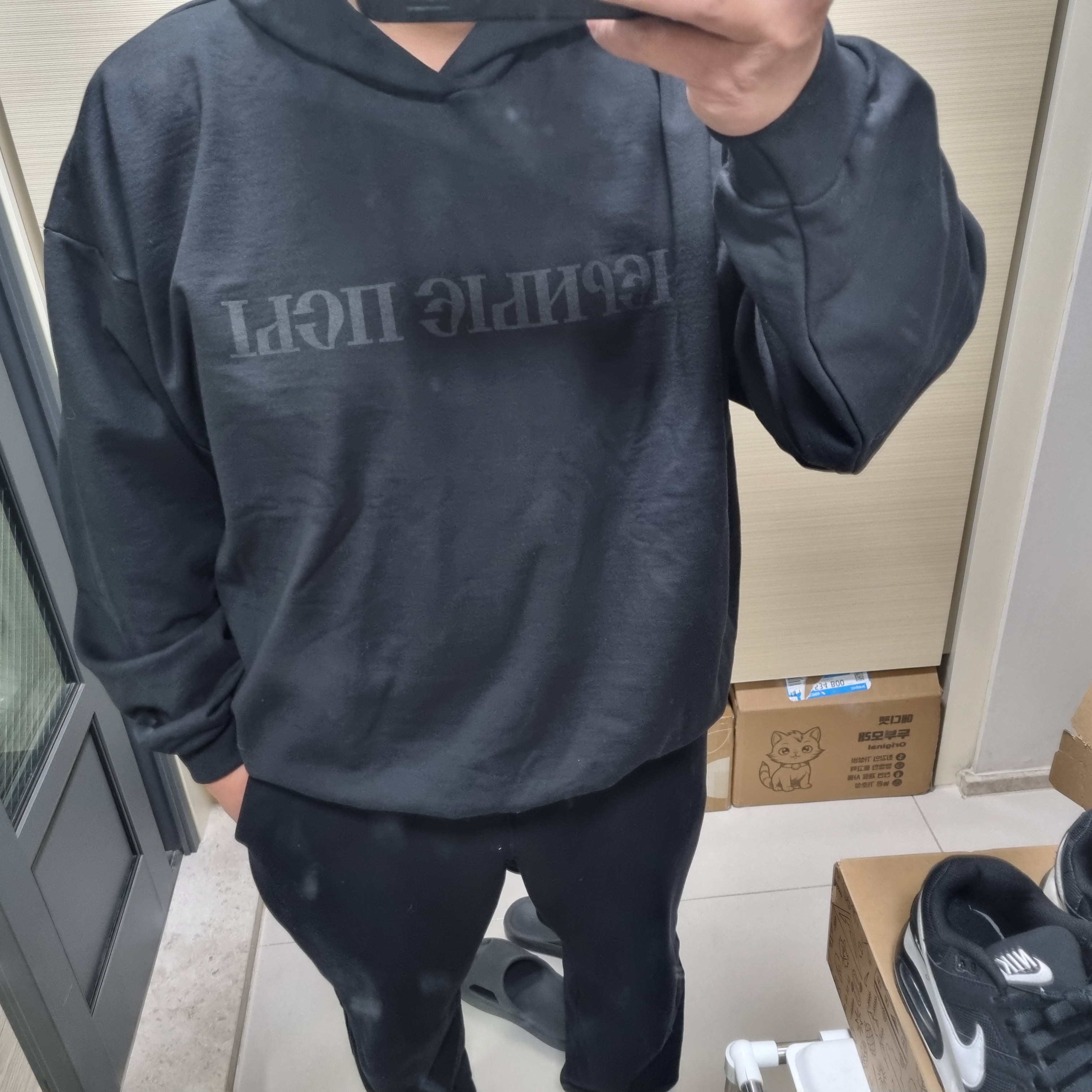 Yeezy x Gosha Rubchinskiy YZY Black Dogs Hoodie Black 착용 스타일 - 3