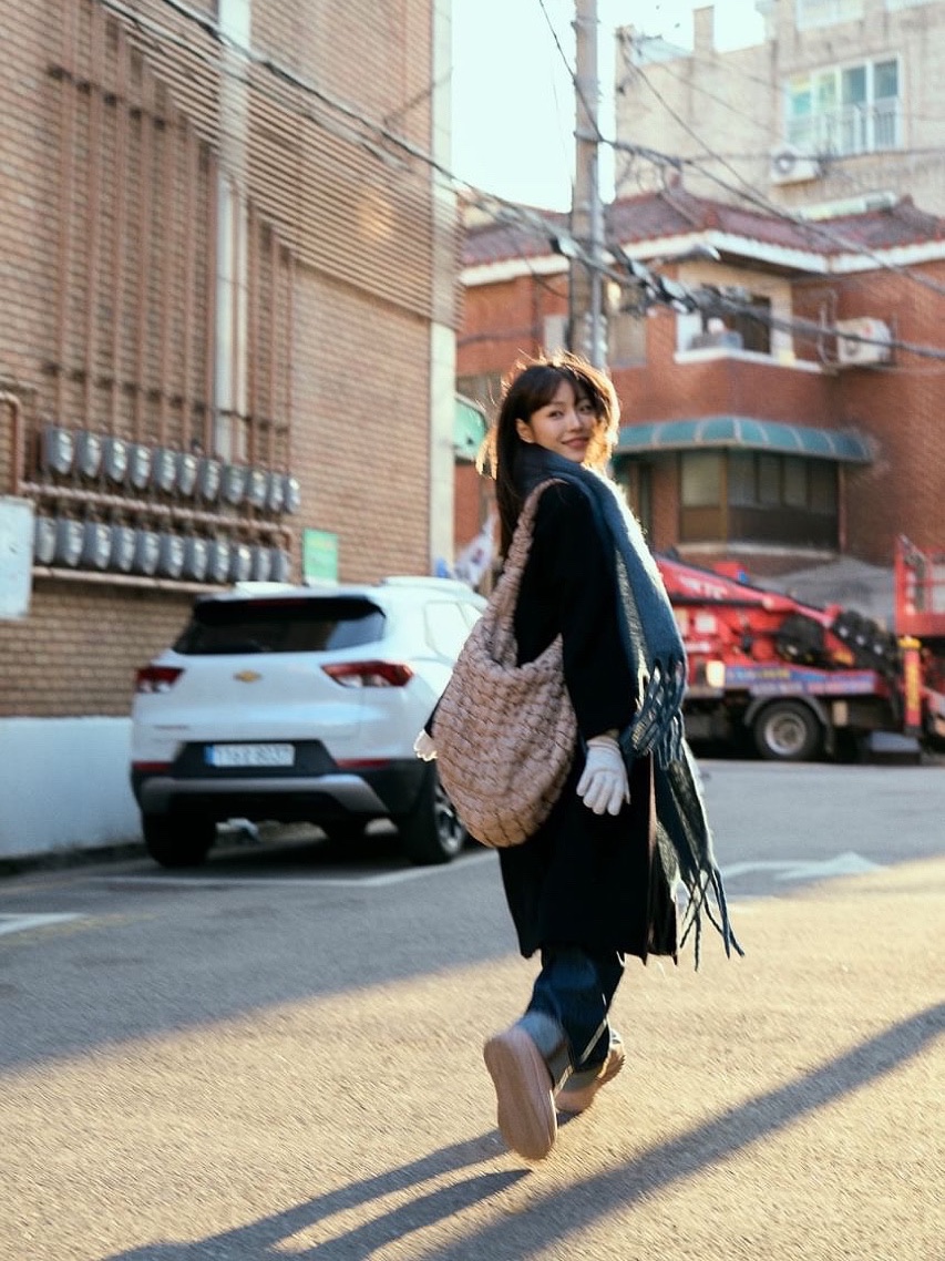 COS Quilted Oversized Shoulder Bag Beige 착용 스타일