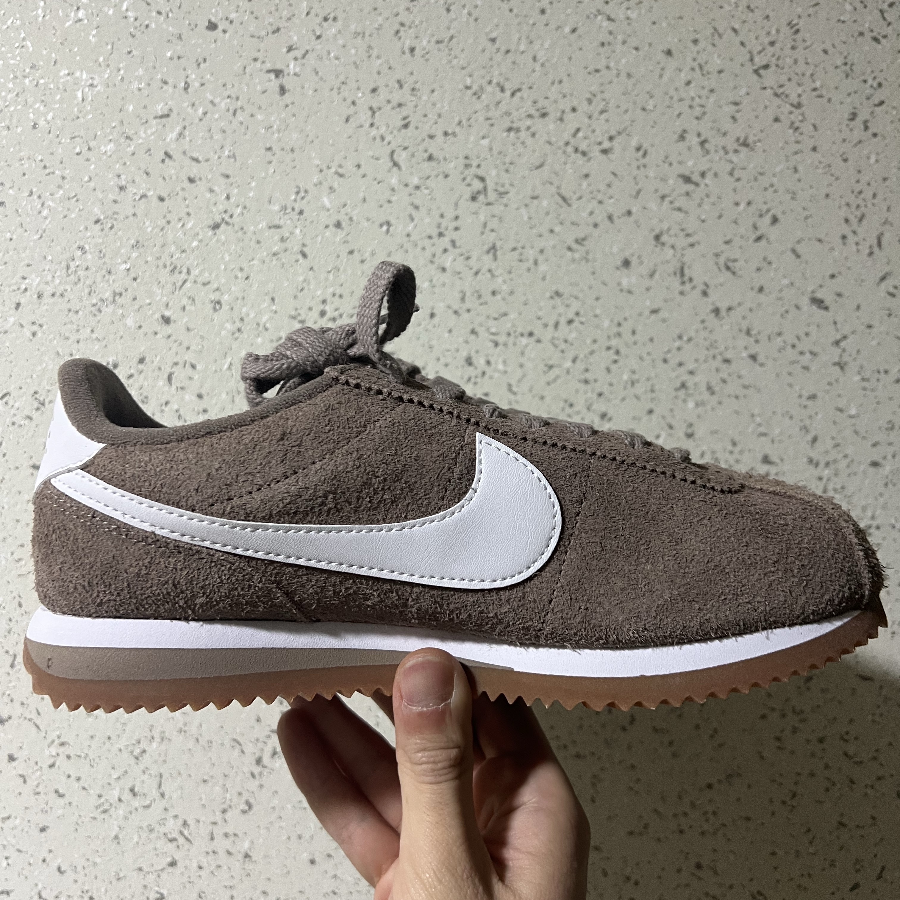 (W) Nike Cortez Vintage Mink Brown Gum Medium Brown 착용 스타일 - 3