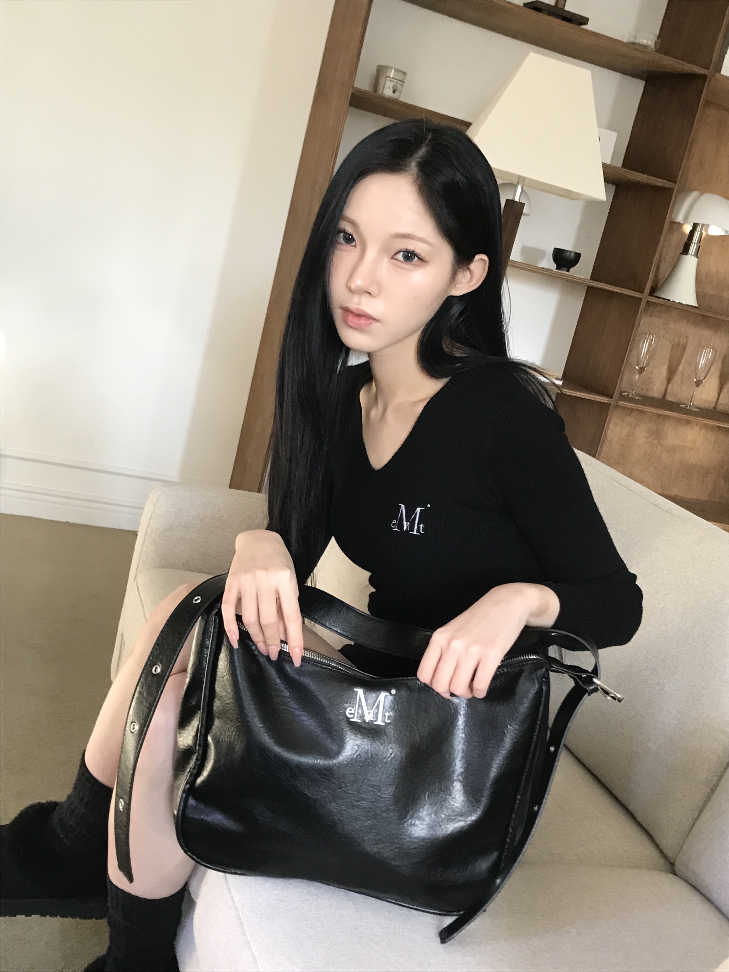 MUCENT Pot Double Wrinkle Leather Shoulder Bag Black 착용 스타일 - 1
