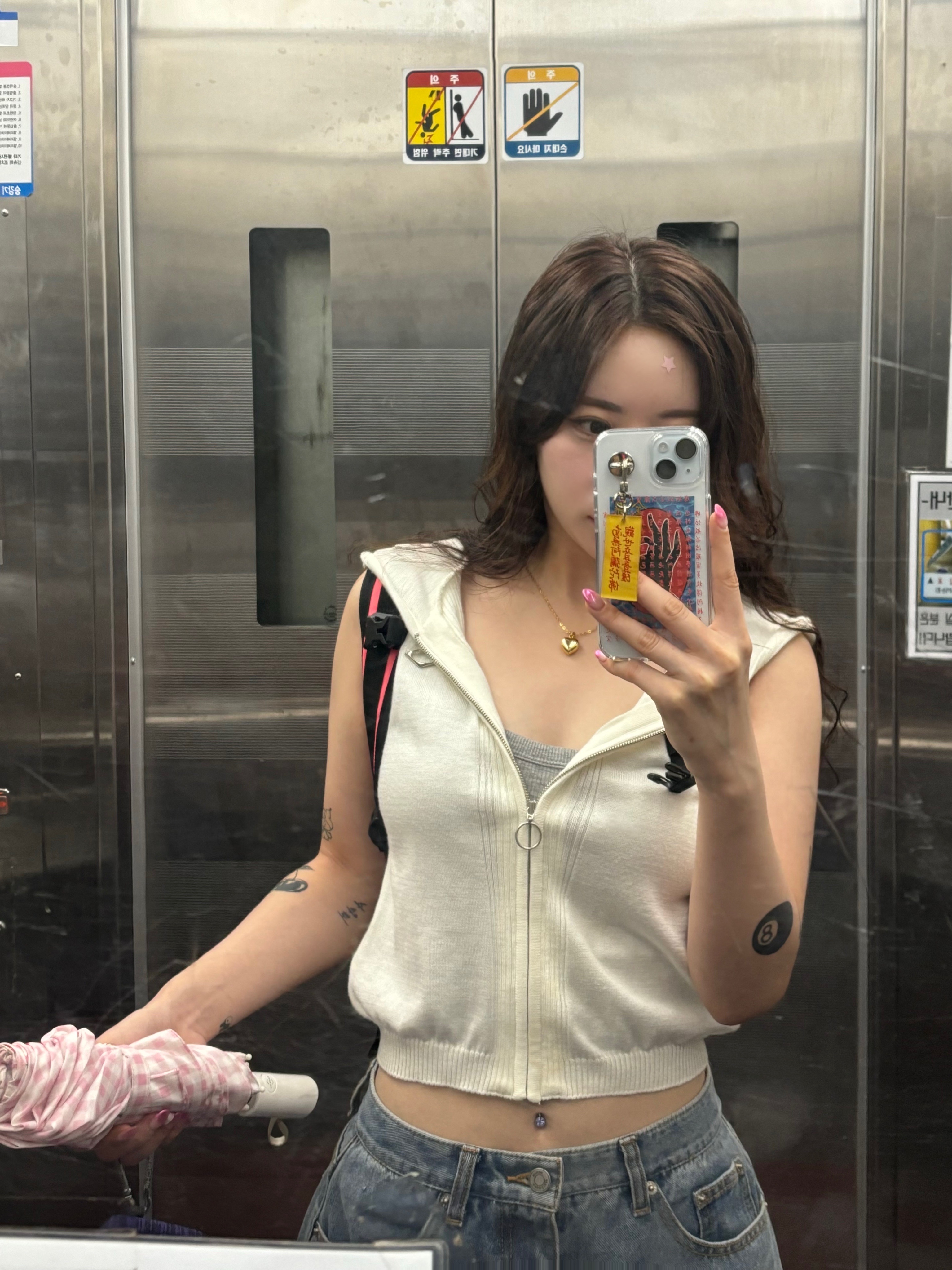 (W) Mischief Rhombus Hooded Knit Vest White, Mischief Rhombus Backpack Pink 착용 스타일 - 1