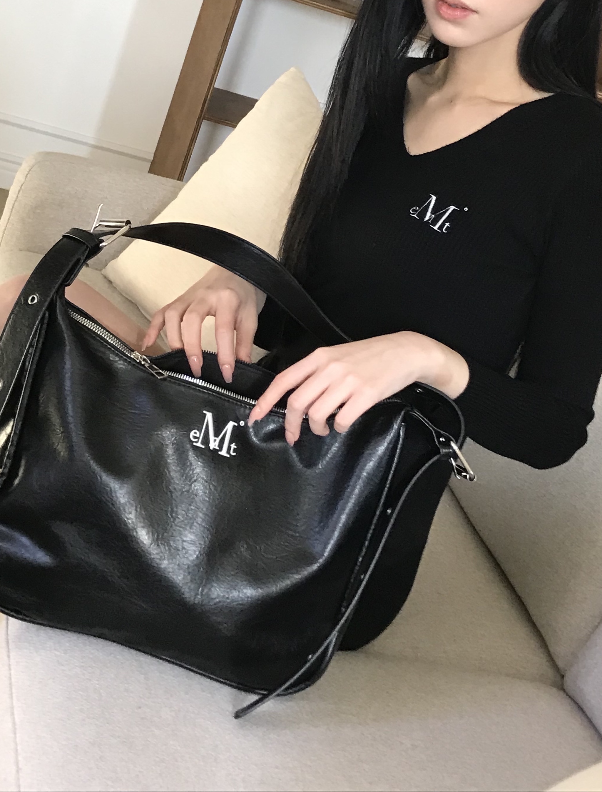 MUCENT Pot Double Wrinkle Leather Shoulder Bag Black 착용 스타일 - 3