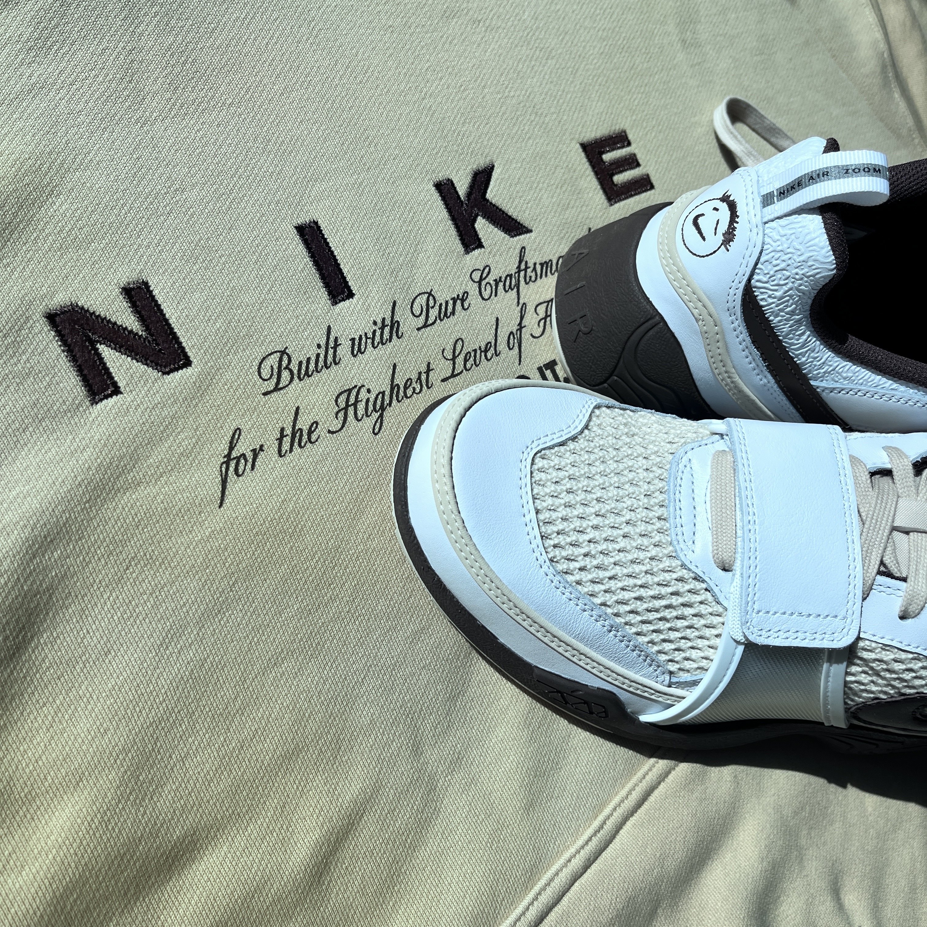Nike x Travis Scott Zoom Field Jaxx White and Light Chocolate, Jordan x Travis Scott Jumpman Jack TR Sail and Dark Mocha 착용 스타일 - 2
