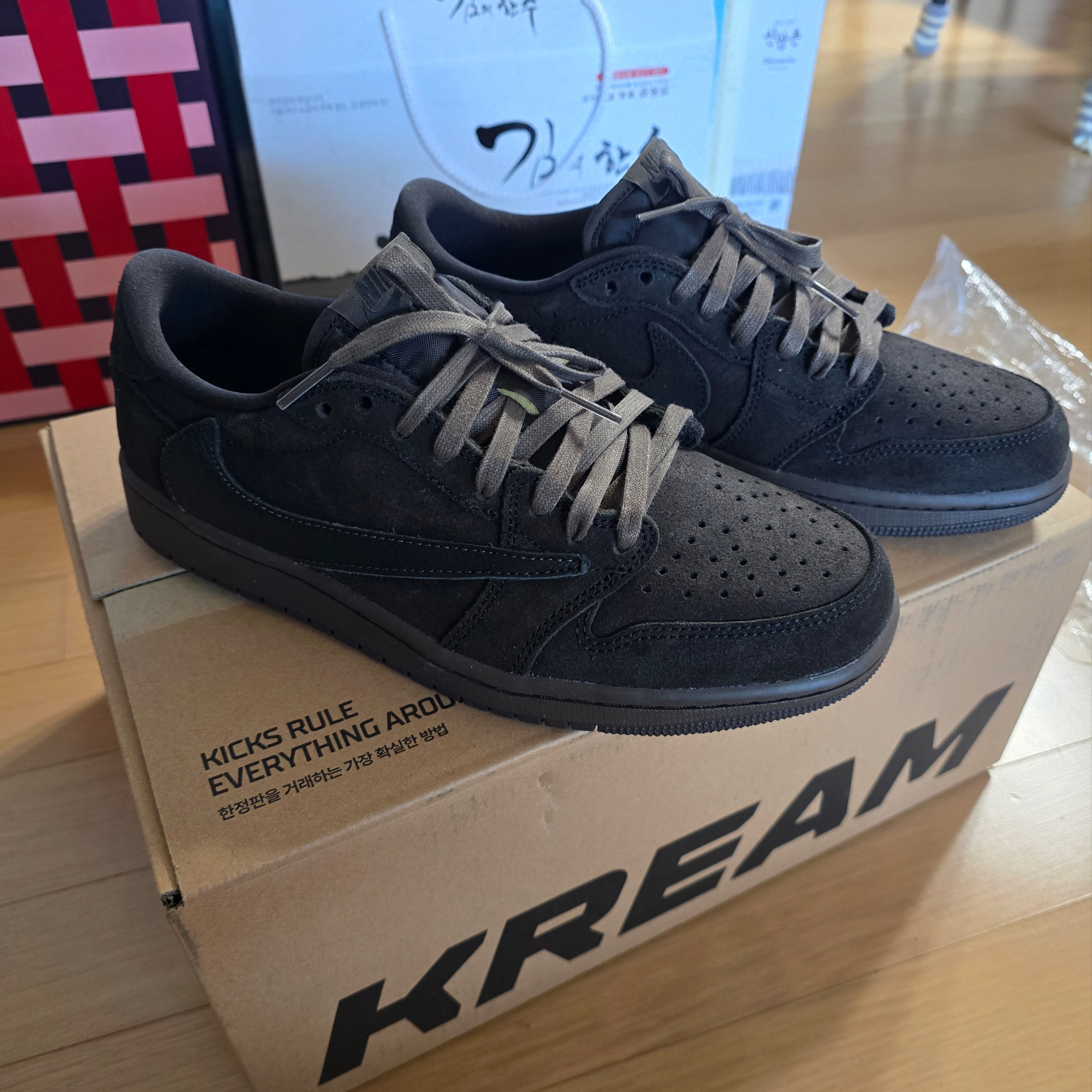 Jordan 1 x Travis Scott Retro Low OG SP Velvet Brown and Dark Mocha 착용 스타일