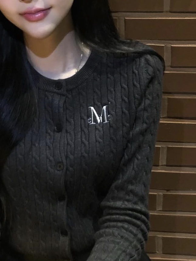 MUCENT Adian Button Crop Knit Cardigan Charcoal 착용 스타일 - 3