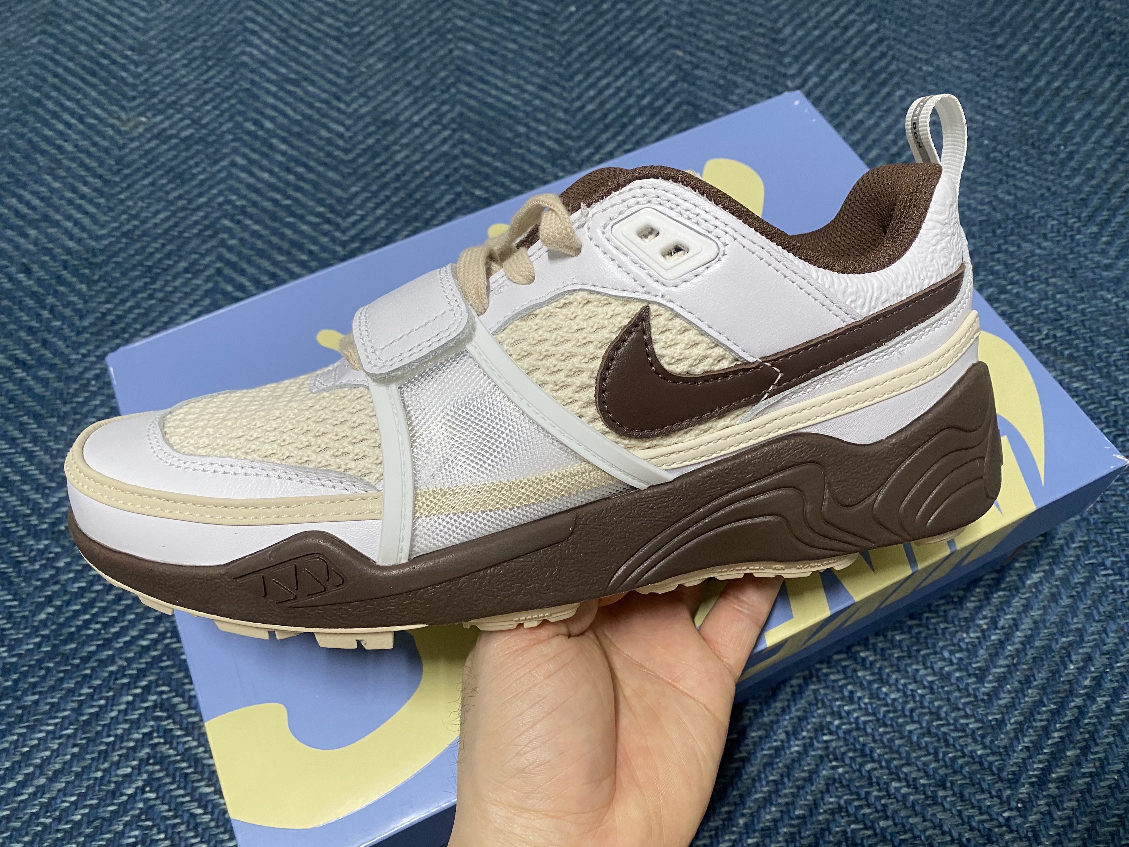 Nike x Travis Scott Zoom Field Jaxx White and Light Chocolate 착용 스타일 - 1