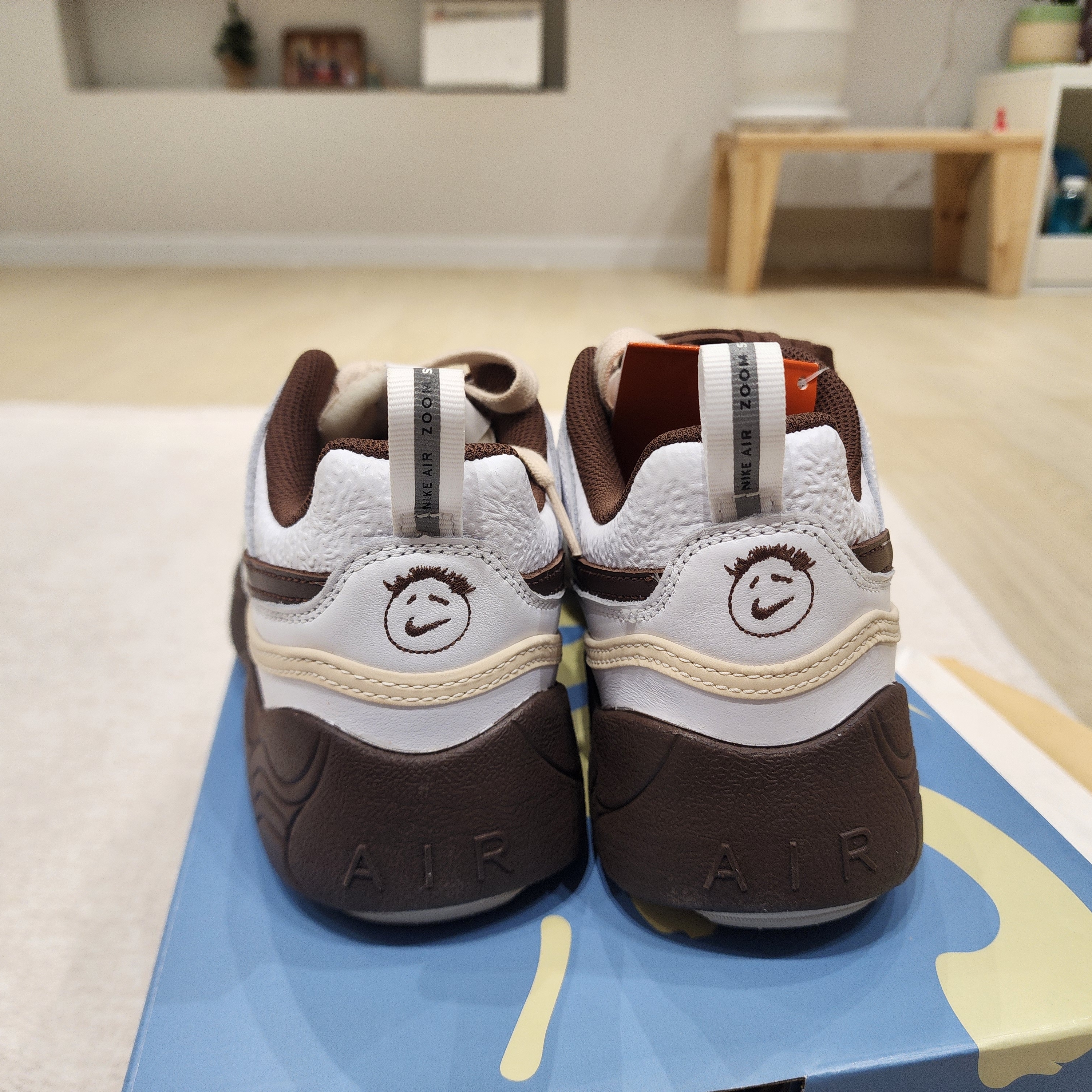 Nike x Travis Scott Zoom Field Jaxx White and Light Chocolate 착용 스타일 - 4