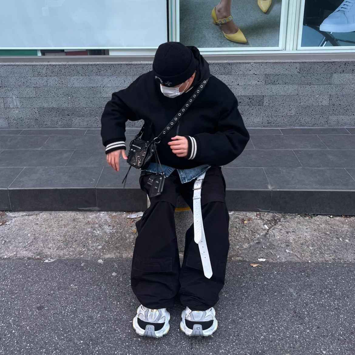 Balenciaga Cargo Sneakers White Grey, Balenciaga Arena Lambskin Le Cagole XS Shoulder Bag Black 착용 스타일