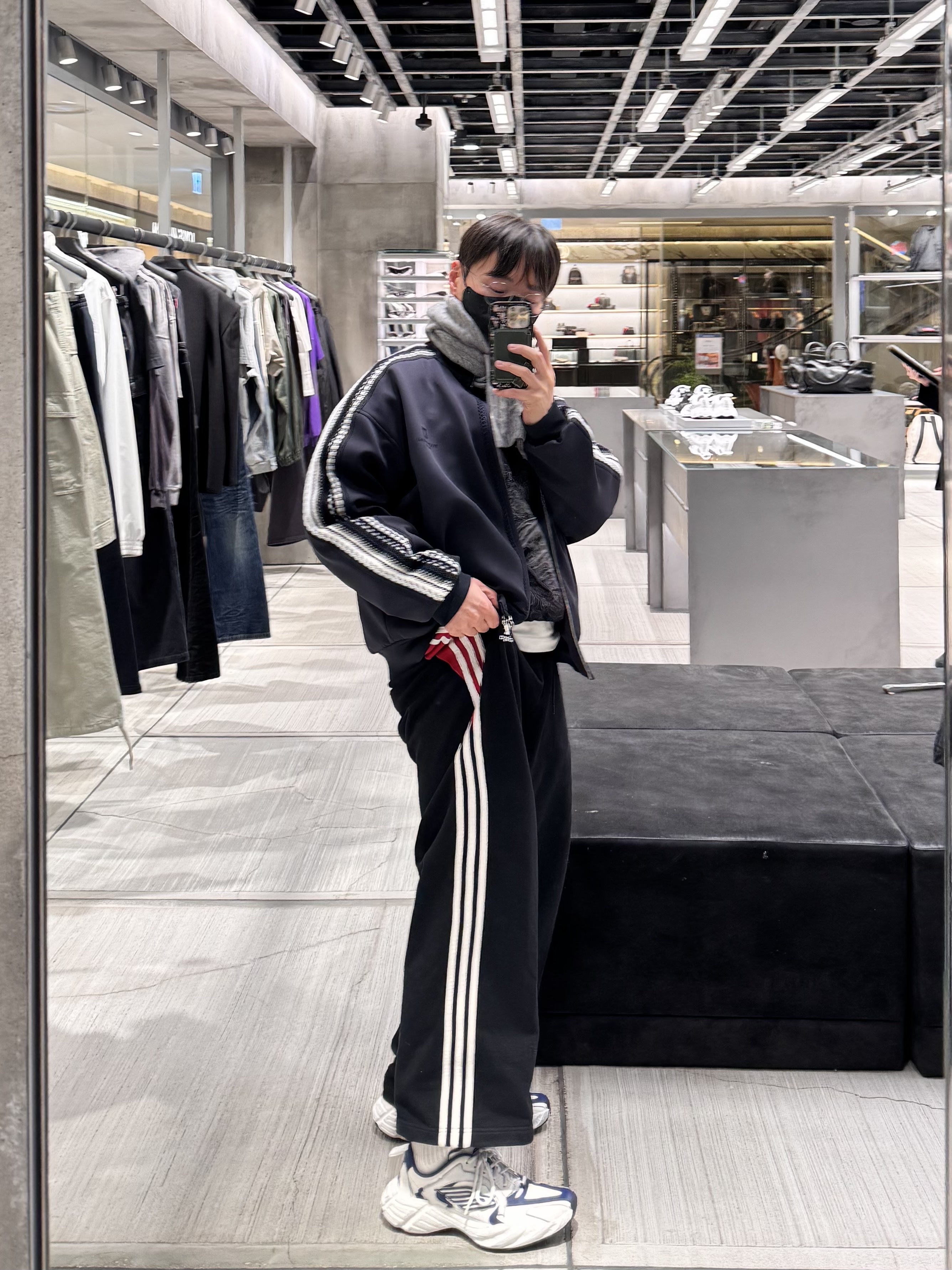 Balenciaga x Adidas Fleece Baggy Sweatpants Black, Balenciaga 3XL Extreme Lace Sneakers Egg Shell 착용 스타일 - 5