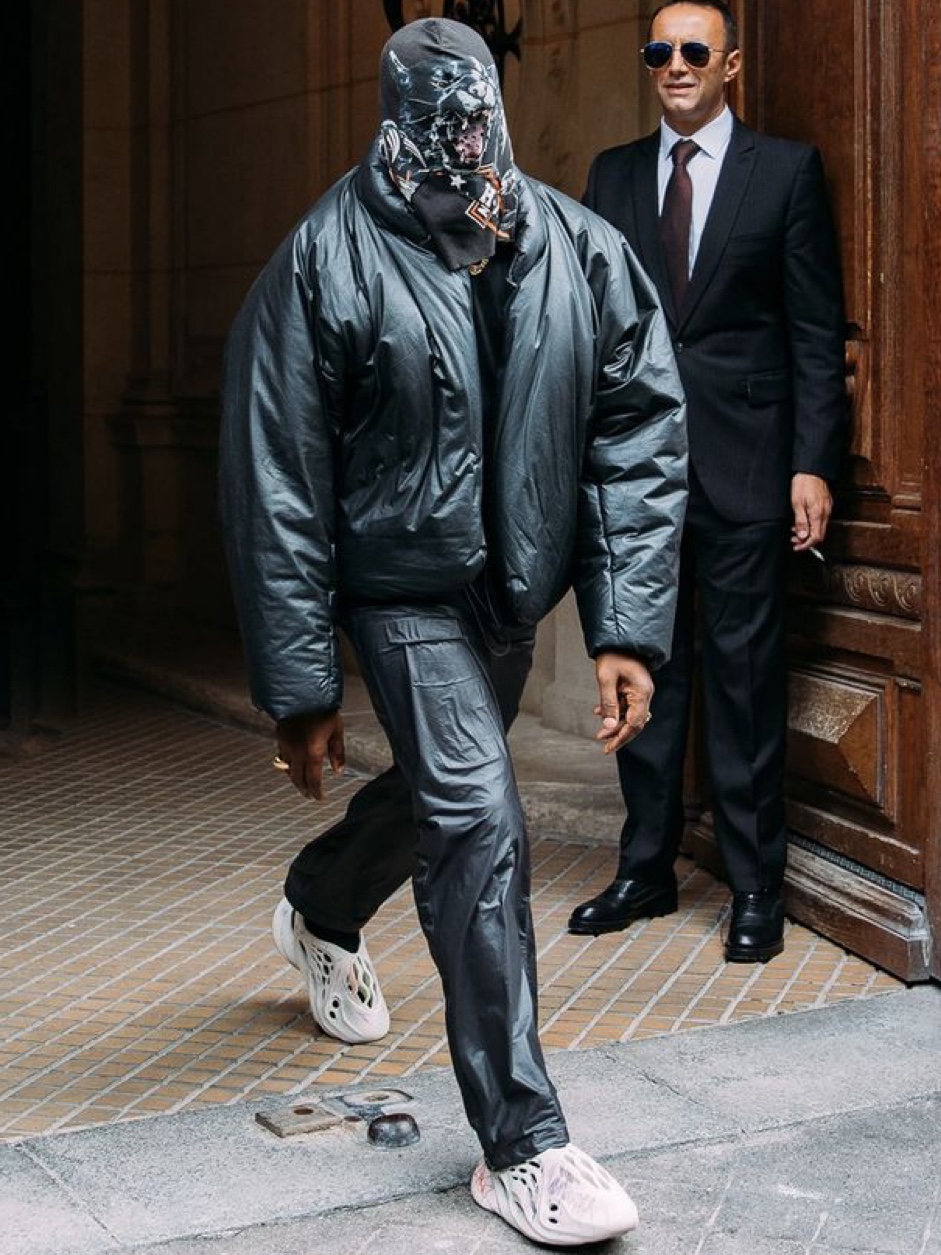 Yeezy x Gosha Rubchinskiy YZY Black Dogs Jogger Heather Grey, Yeezy Gap Engineered By Balenciaga Dove Hoodie Black 착용 스타일 - 4