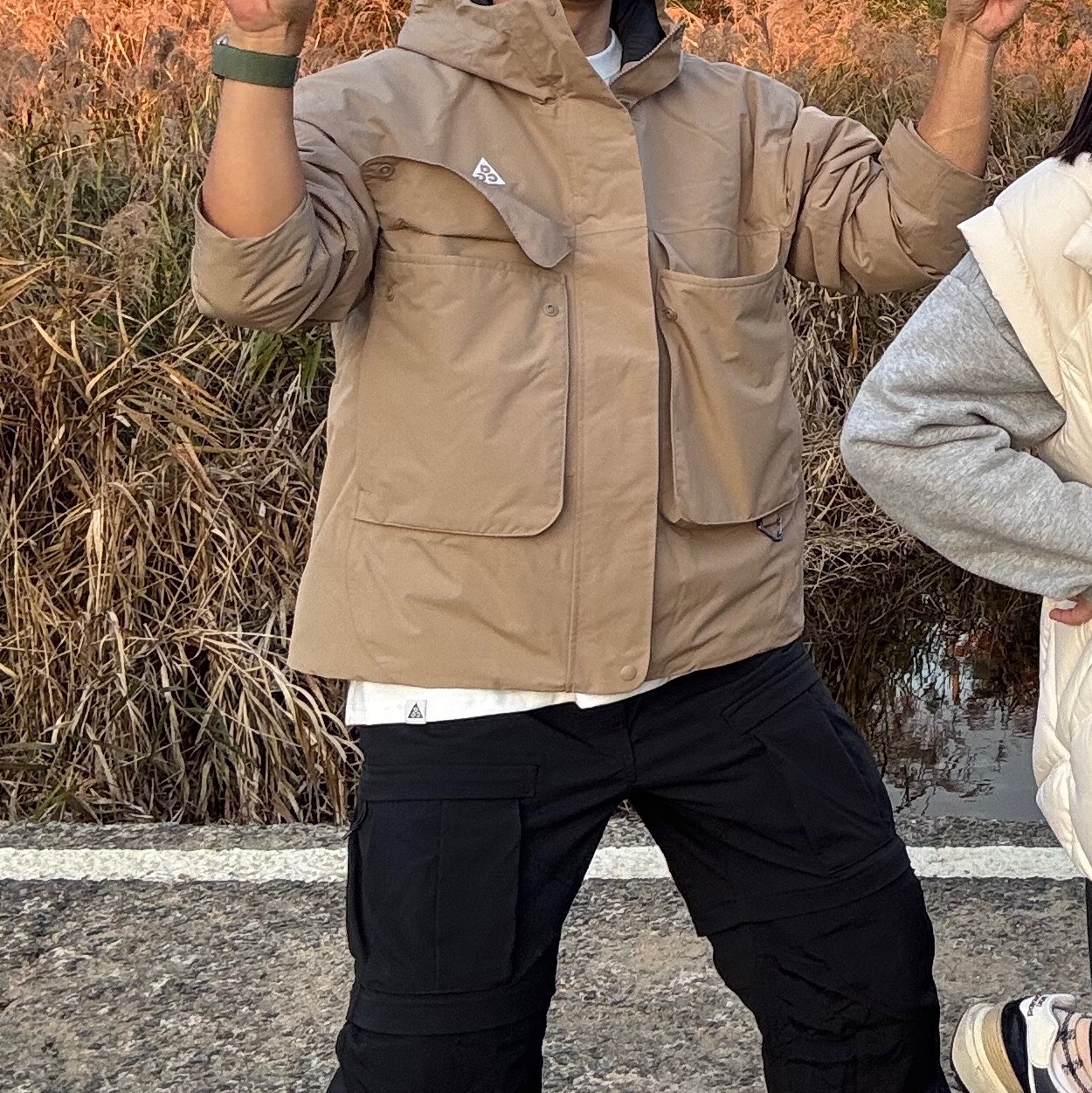 Nike ACG Primaloft Skull Peak Storm-Fit Jacket Khaki Anthracite - Asia, Nike ACG Smith Summit Cargo Pants Black Anthracite - Asia 착용 스타일