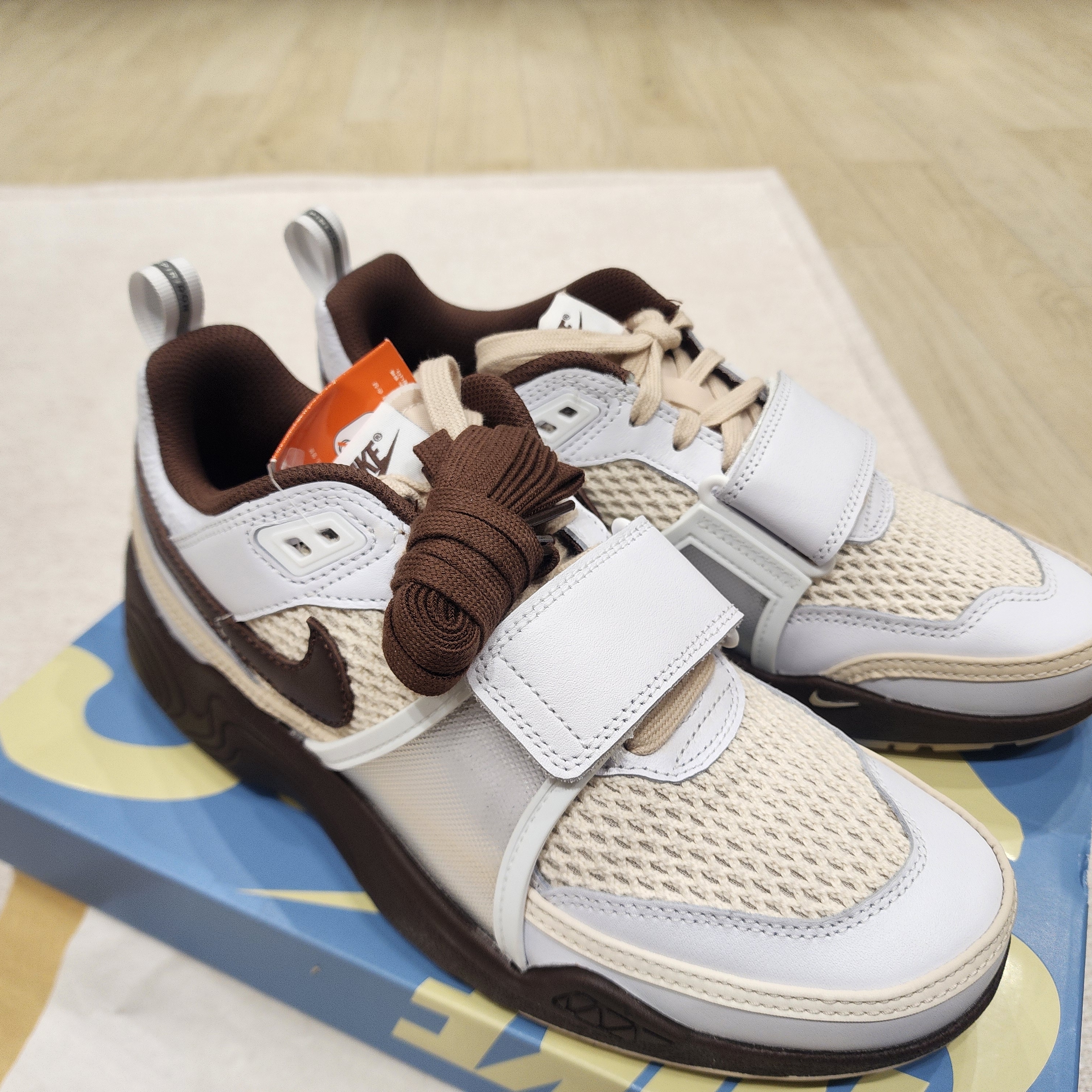 Nike x Travis Scott Zoom Field Jaxx White and Light Chocolate 착용 스타일 - 3