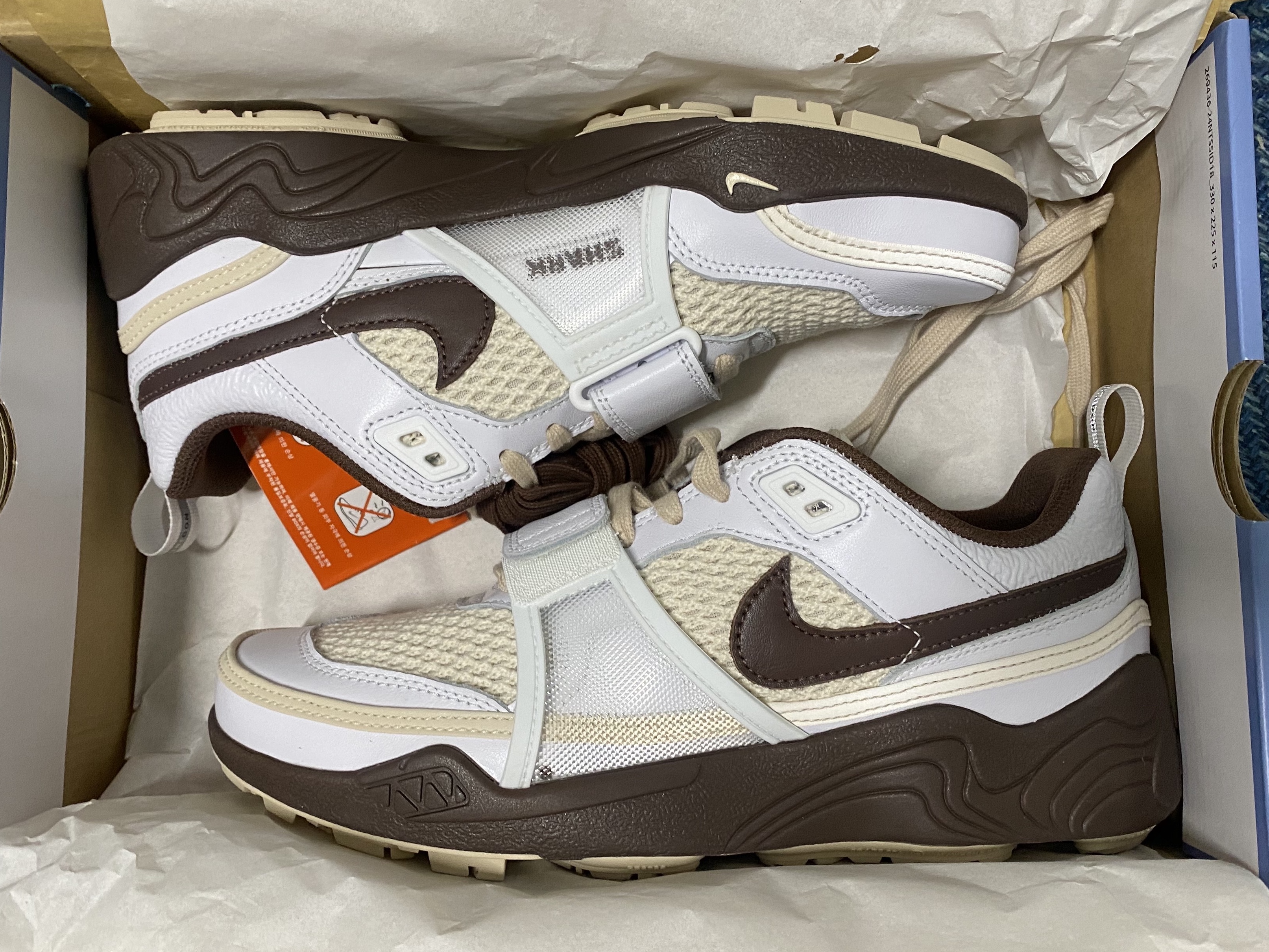 Nike x Travis Scott Zoom Field Jaxx White and Light Chocolate 착용 스타일 - 4