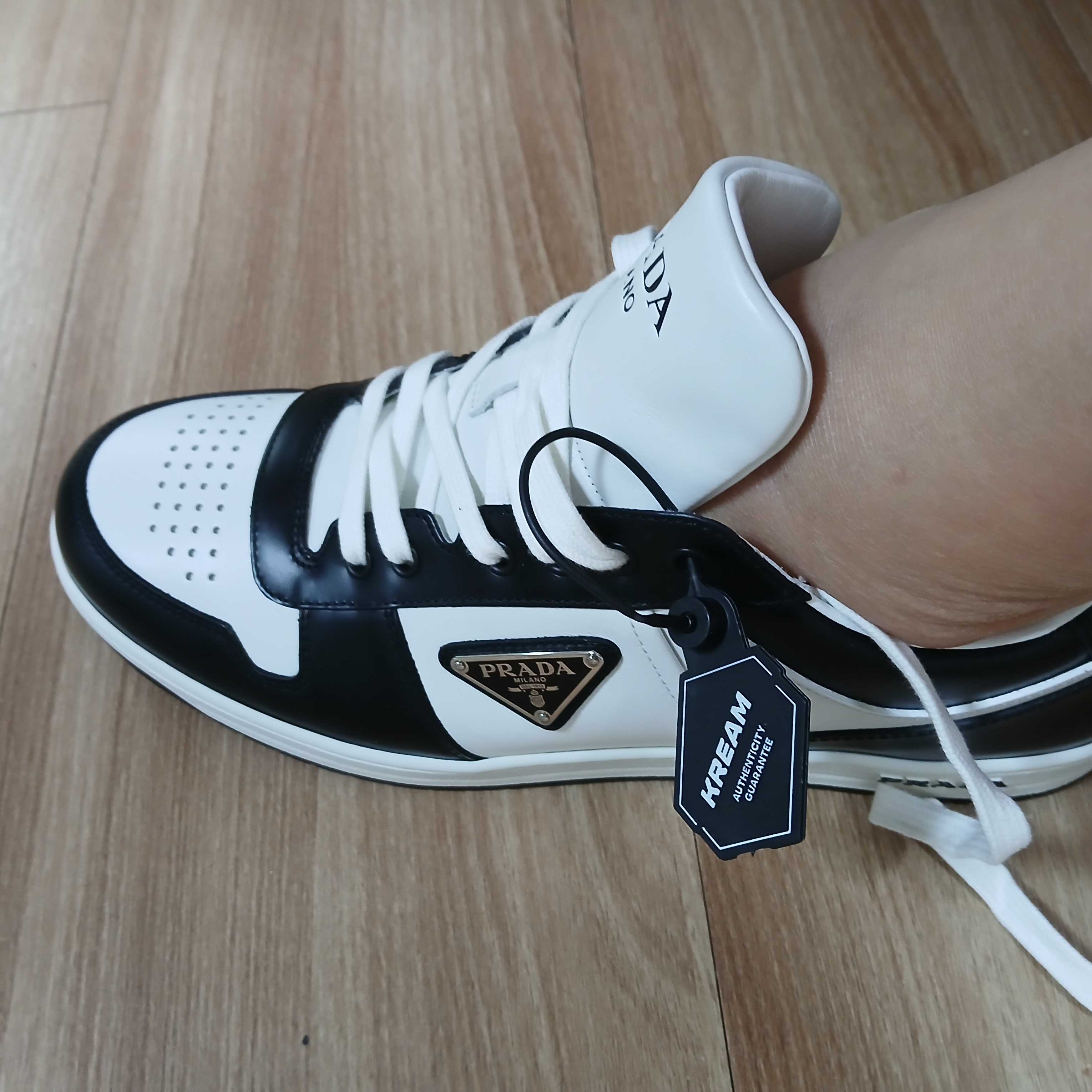 Prada Downtown Leather Sneakers White Black 착용 스타일