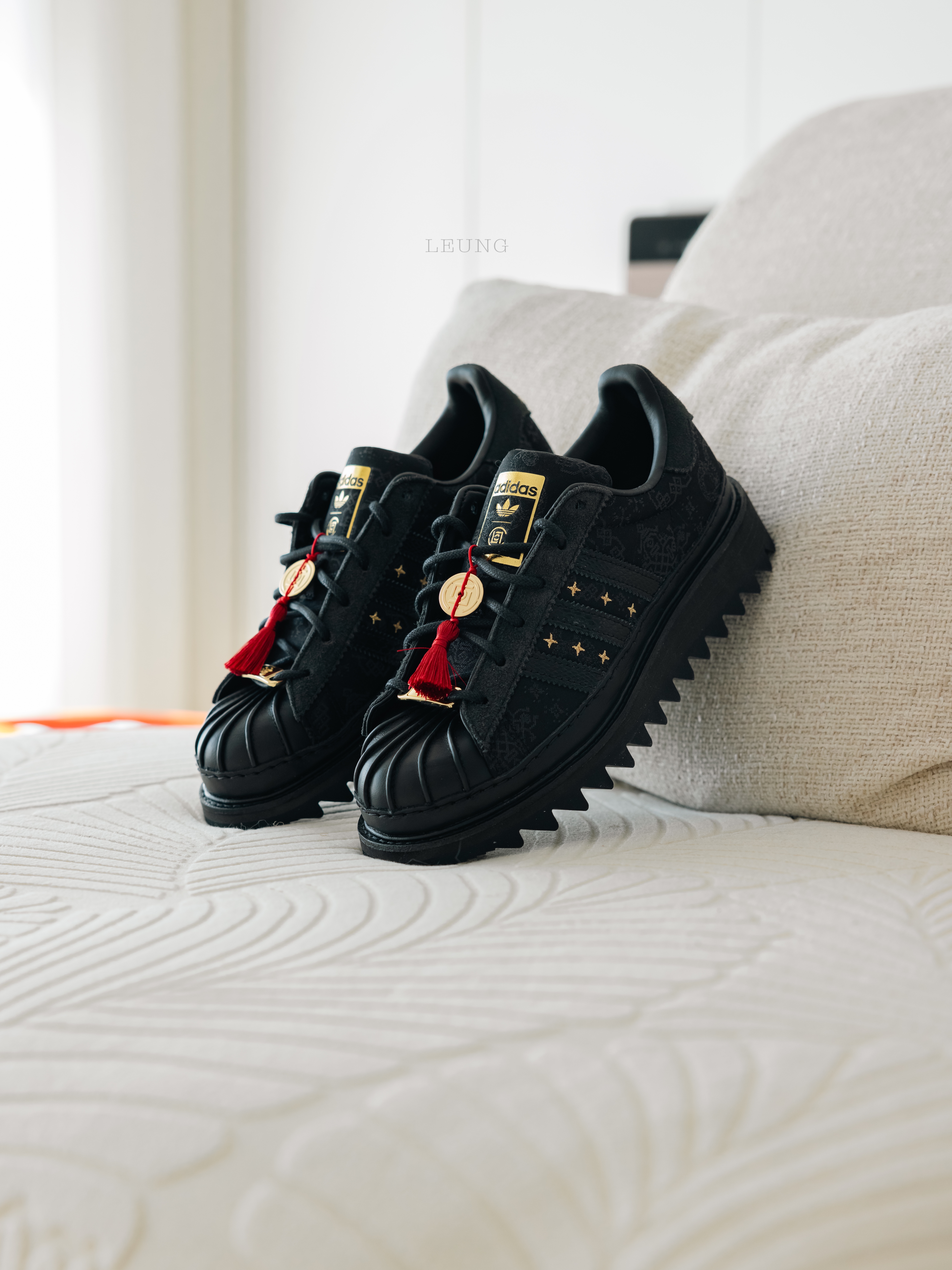 Adidas x Clot Superstar Core Black Carbon 착용 스타일 - 1