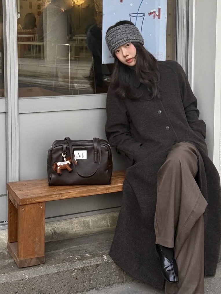 MUCENT Tive Leather Shoulder Bag Brown 착용 스타일 - 3