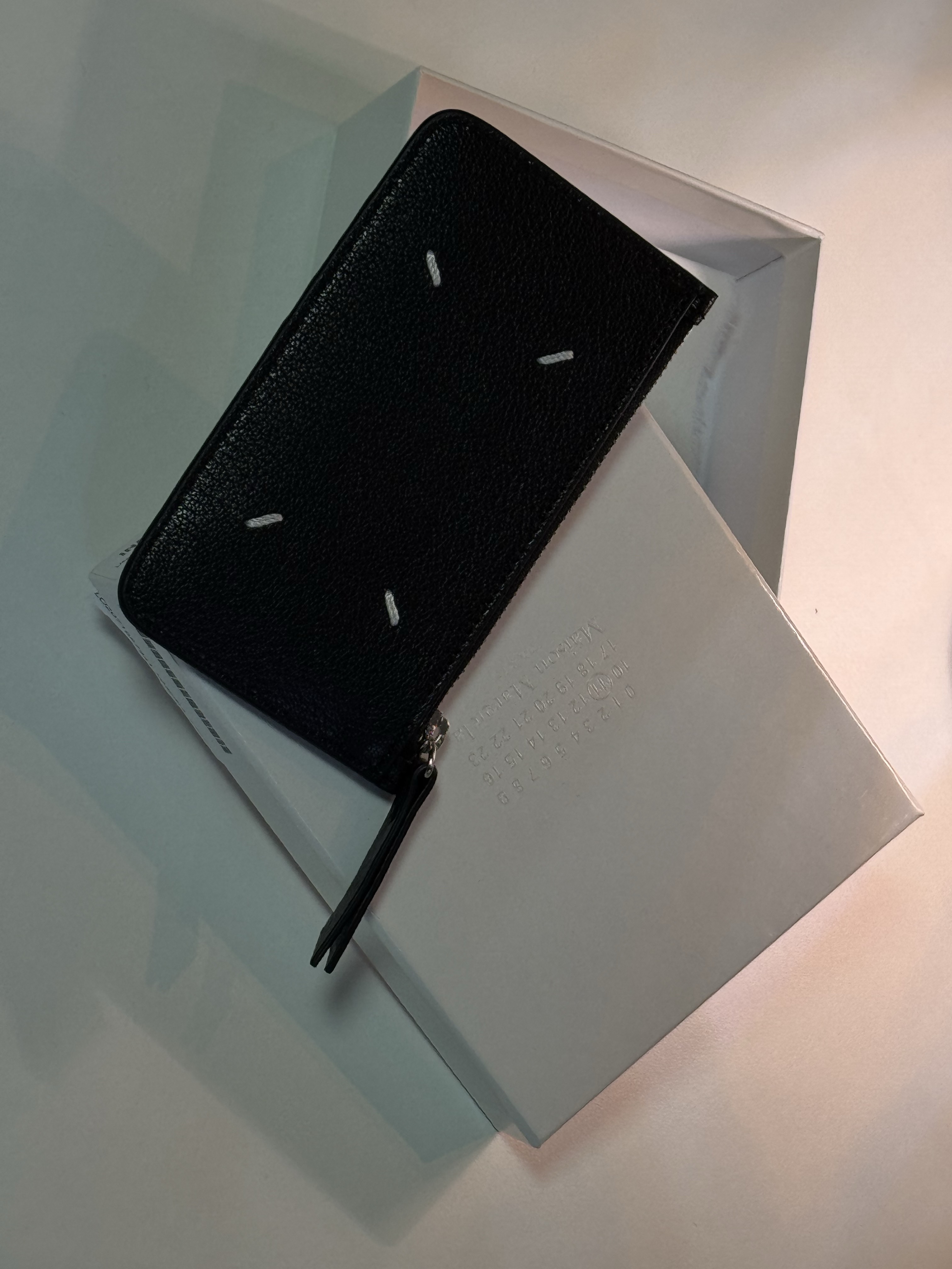 Maison Margiela Stitch Zipped Card Holder Black 착용 스타일 - 3