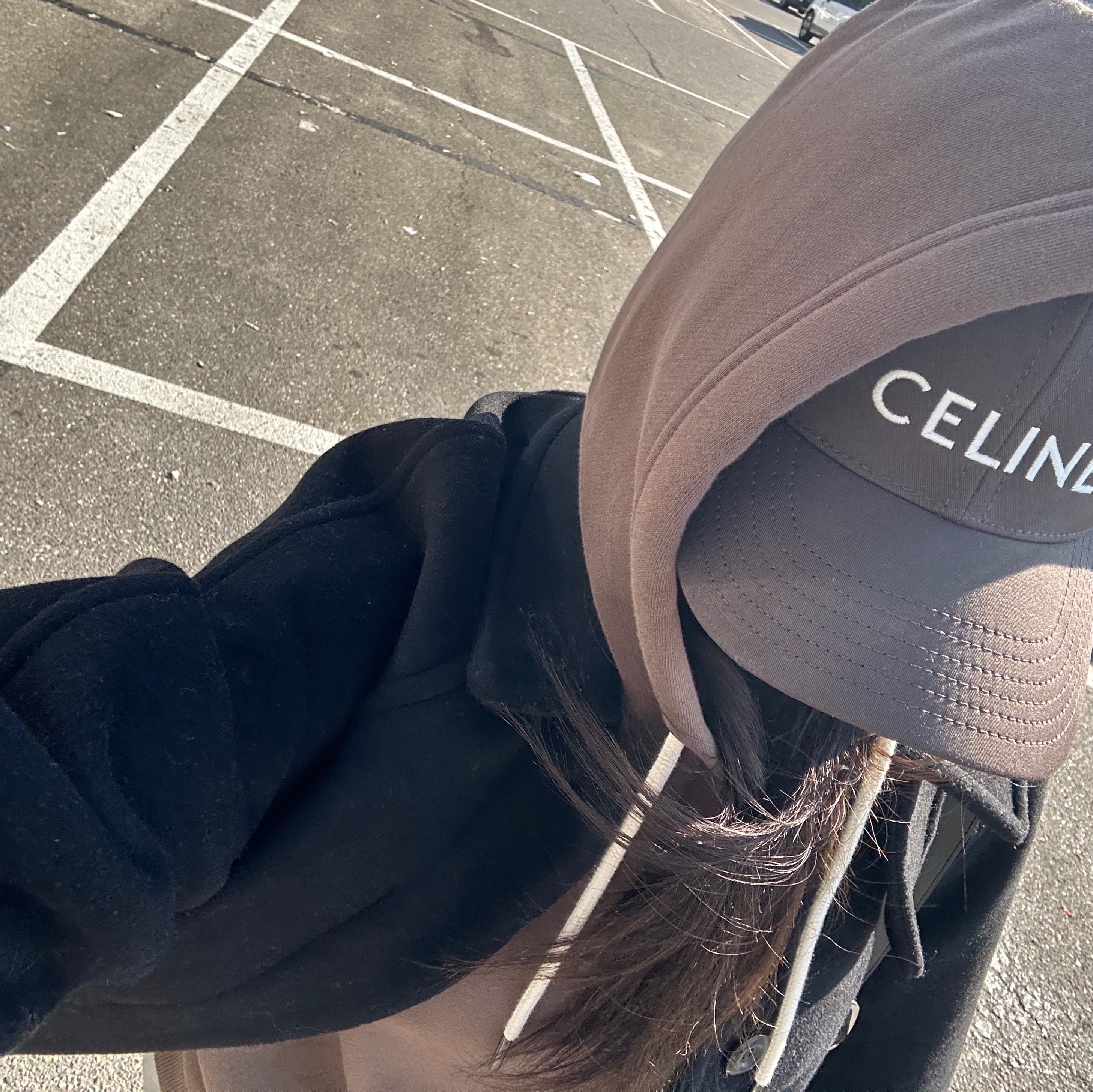 Celine Baseball Cap in Cotton Ebene, Louis Vuitton Simply Essential Muffler Beige 착용 스타일 - 1