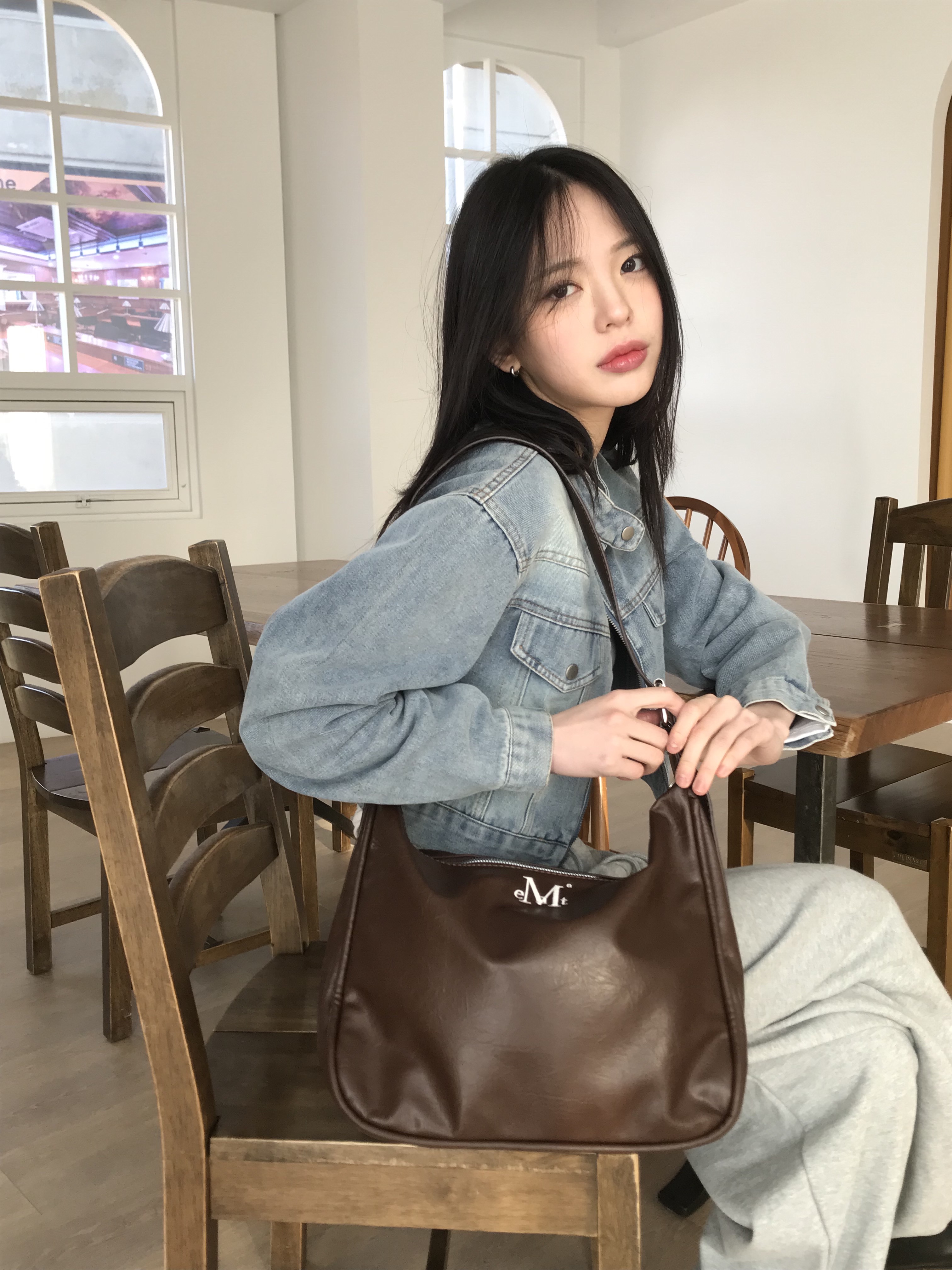 MUCENT Pot Double Wrinkle Leather Shoulder Bag Brown 착용 스타일 - 1