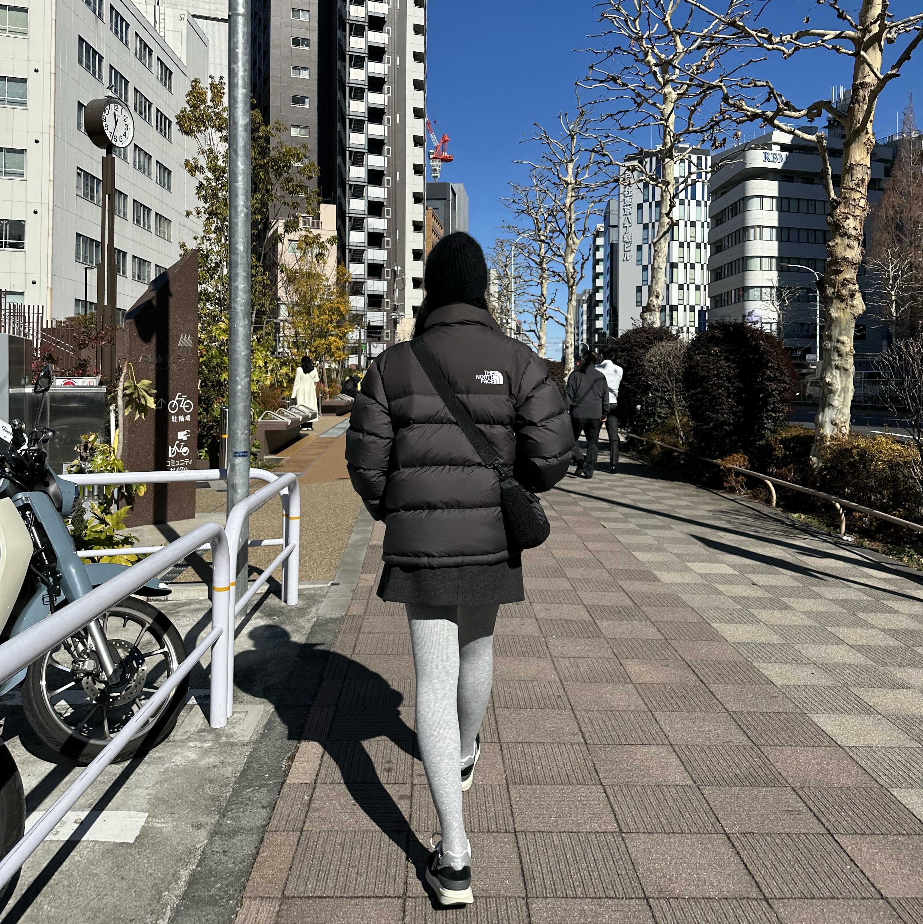 The North Face 1992 Nuptse Jacket Charcoal 착용 스타일