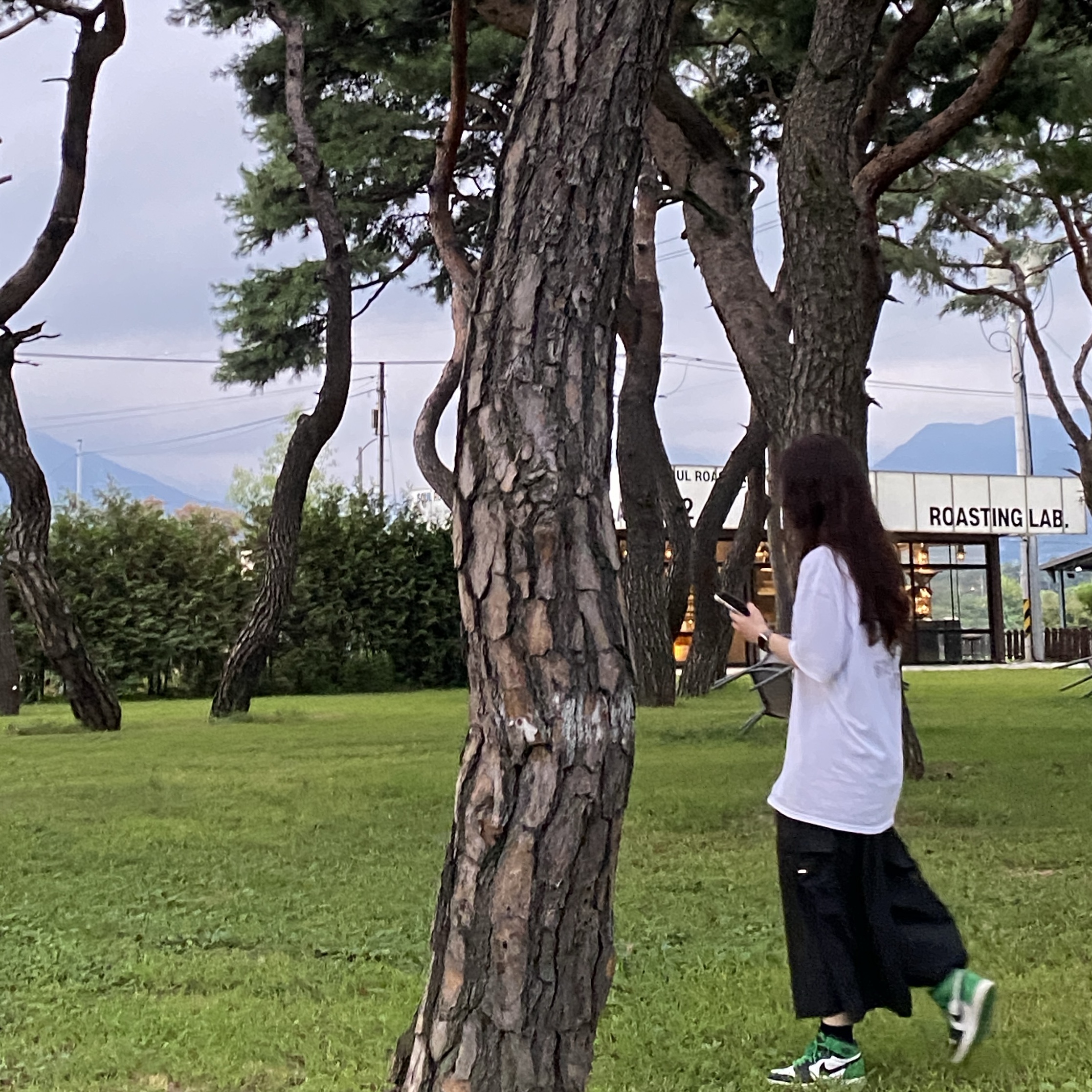 Stussy Stock DSM London T-Shirt White 2023, (GS) Jordan 1 Retro High OG Black and Lucky Green 착용 스타일