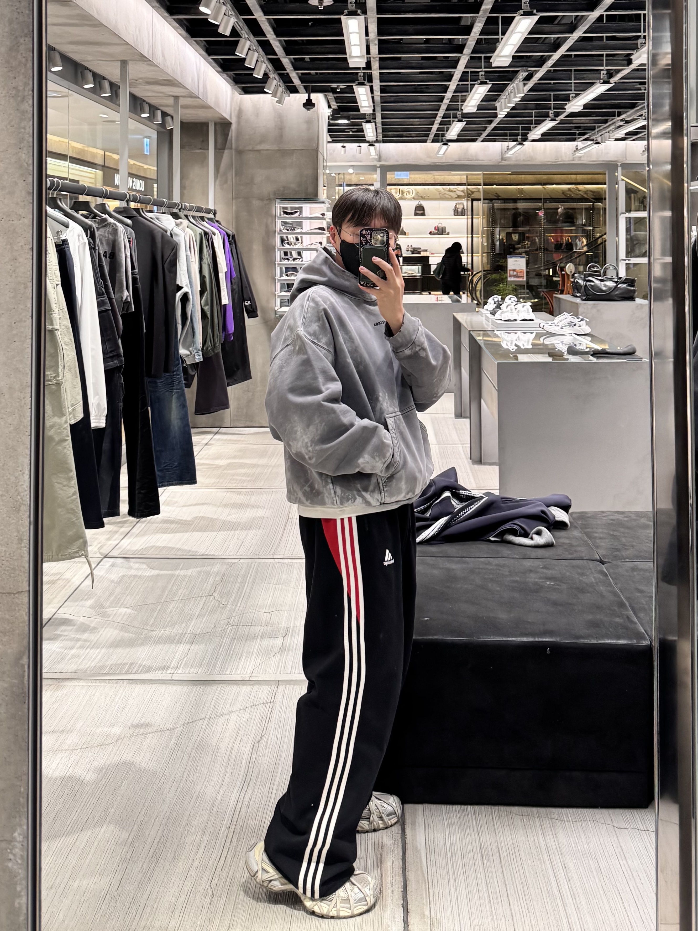 Balenciaga x Adidas Fleece Baggy Sweatpants Black, Balenciaga 3XL Extreme Lace Sneakers Egg Shell 착용 스타일 - 6