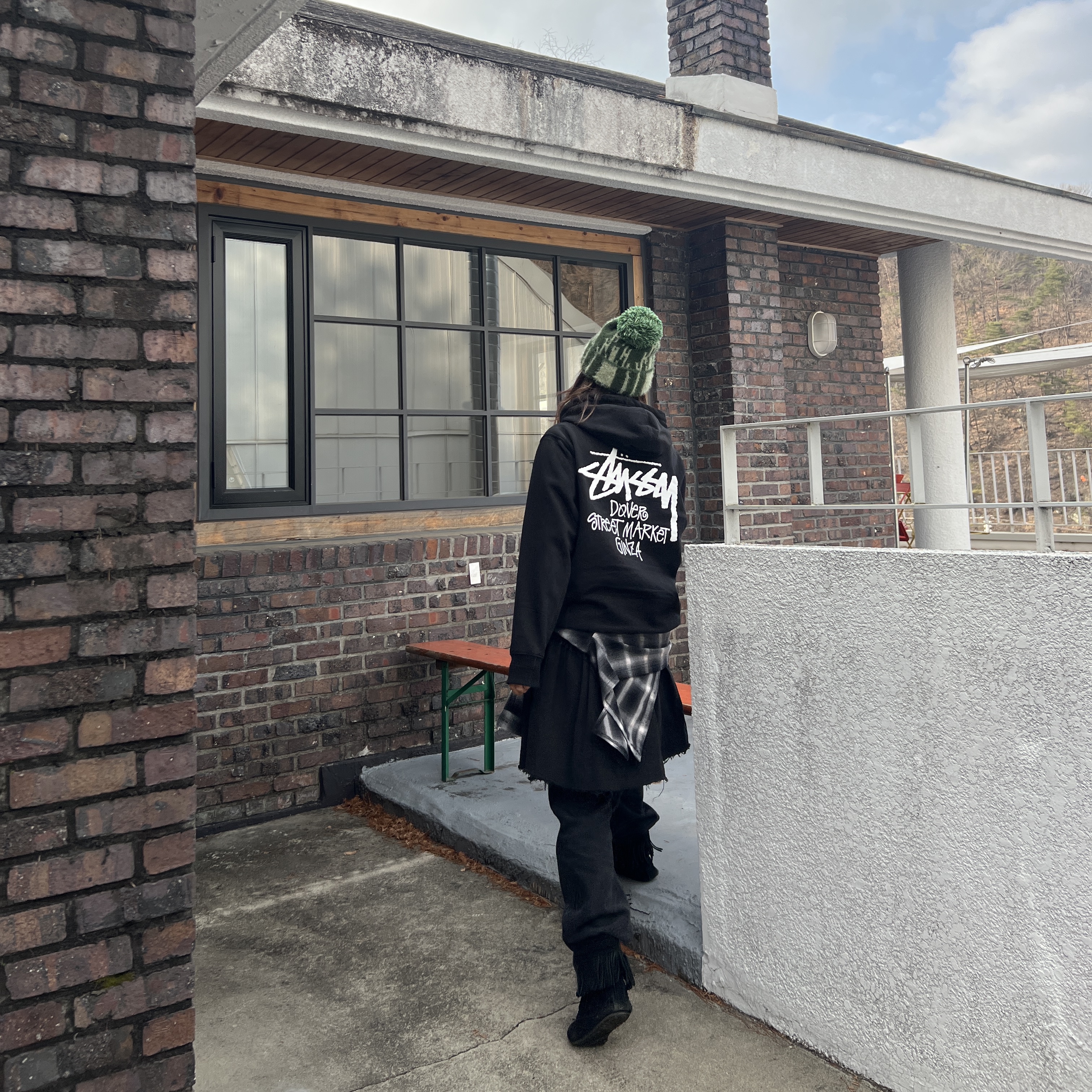 Stussy Stock DSM Ginza Hoodie Black 착용 스타일 - 3