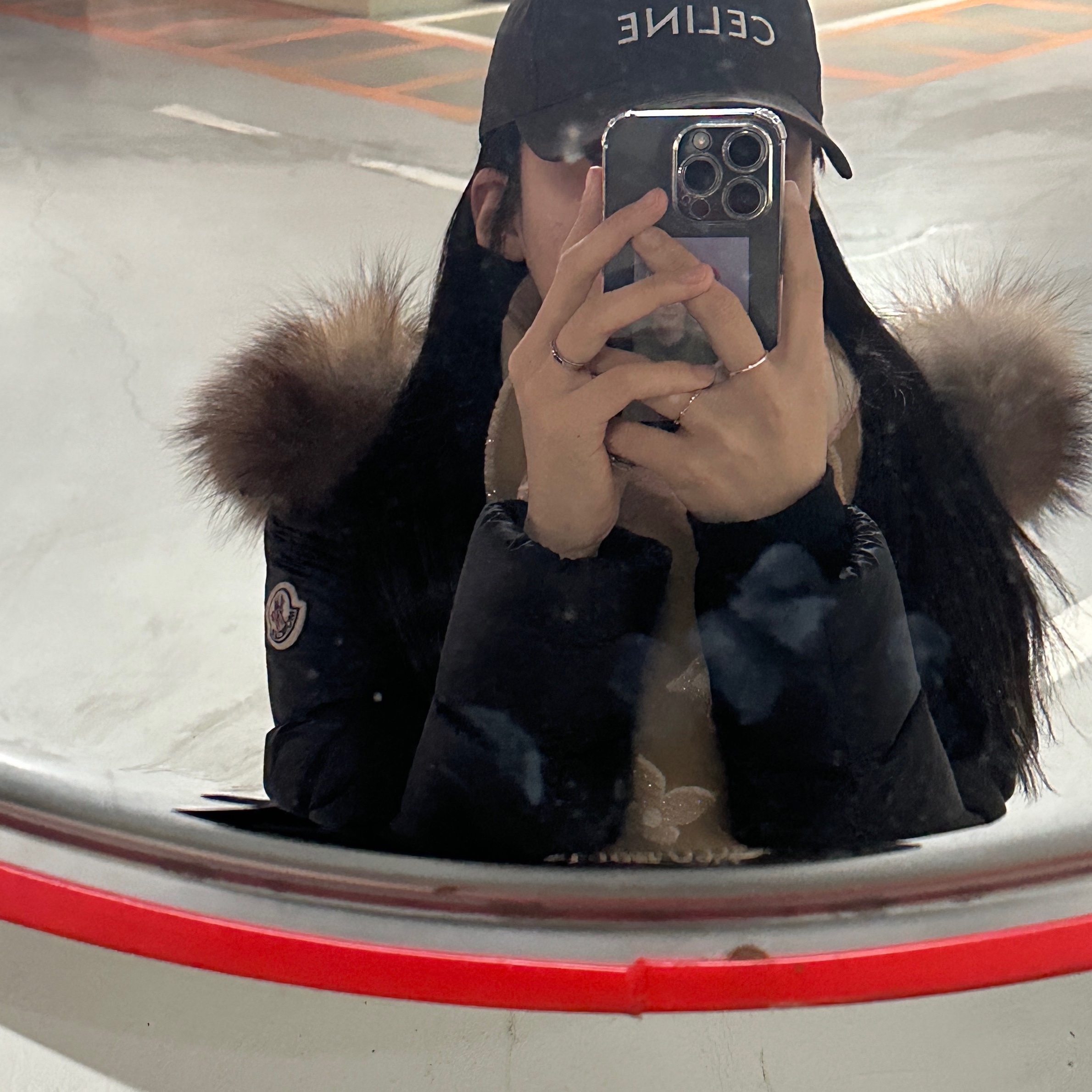 Celine Baseball Cap in Cotton Ebene, Louis Vuitton Simply Essential Muffler Beige 착용 스타일 - 3