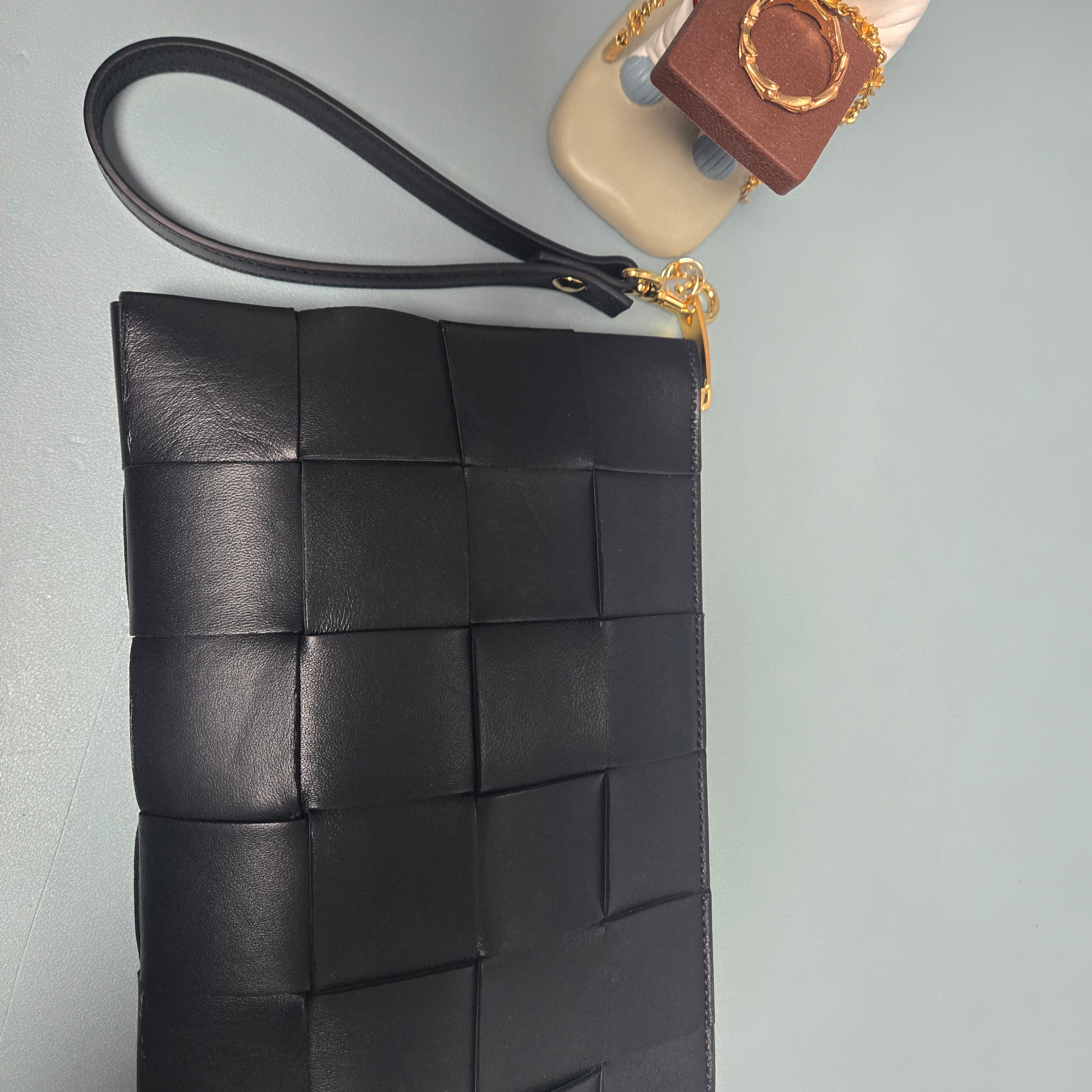 Bottega Veneta Medium Pouch Black 착용 스타일