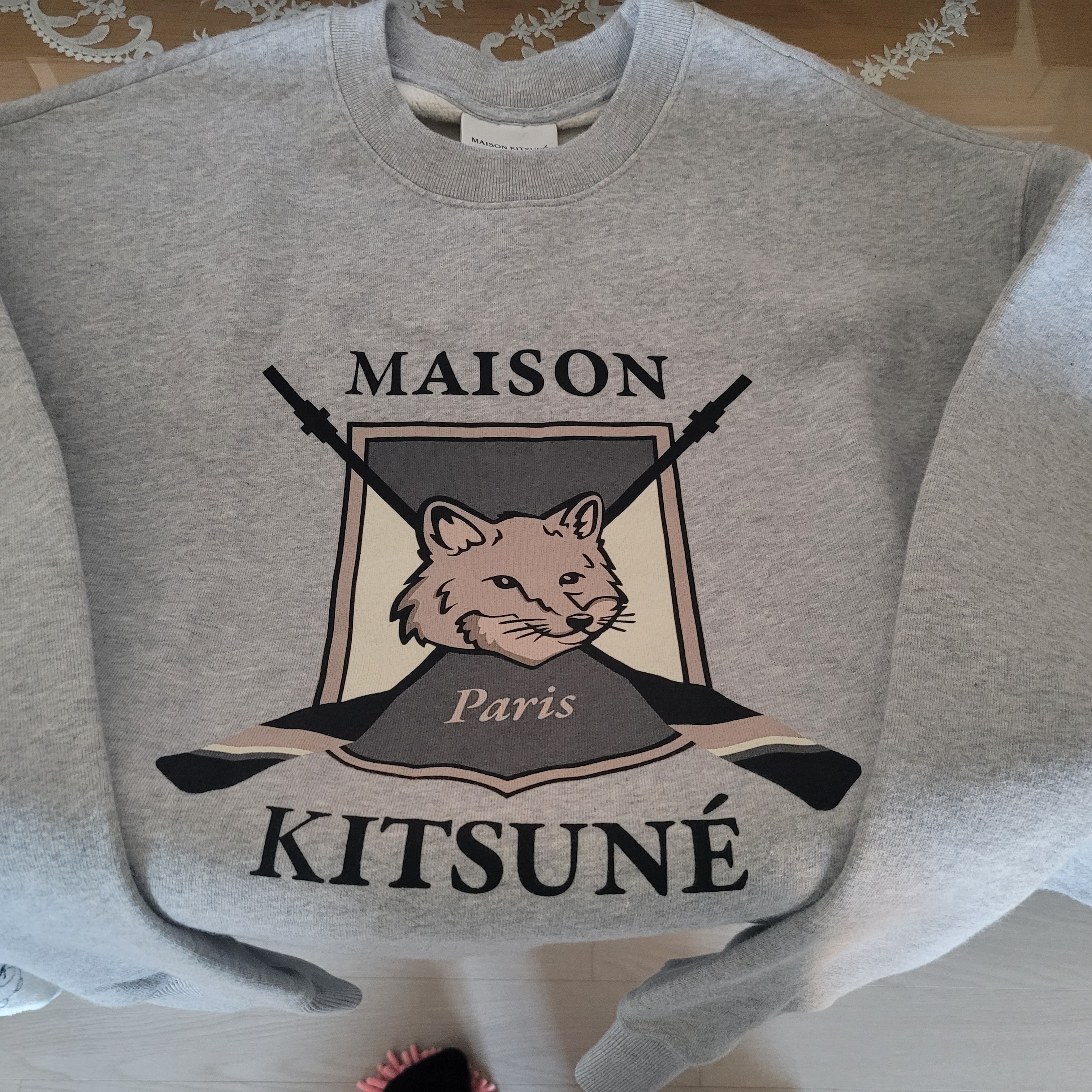 Maison Kitsune College Fox Printed Comfort Sweatshirt Light Grey Melange 착용 스타일