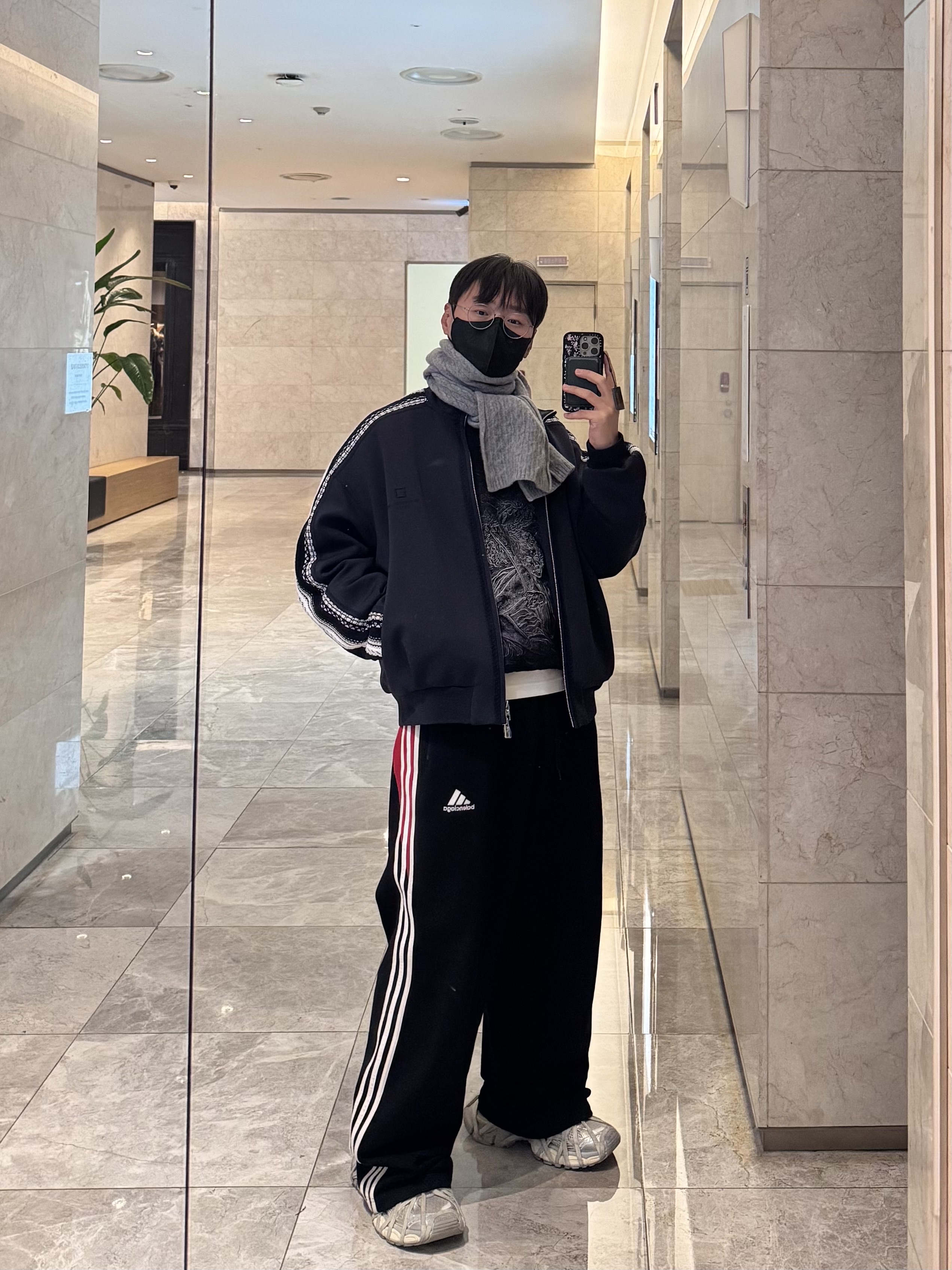 Balenciaga x Adidas Fleece Baggy Sweatpants Black, Balenciaga 3XL Extreme Lace Sneakers Egg Shell 착용 스타일 - 1