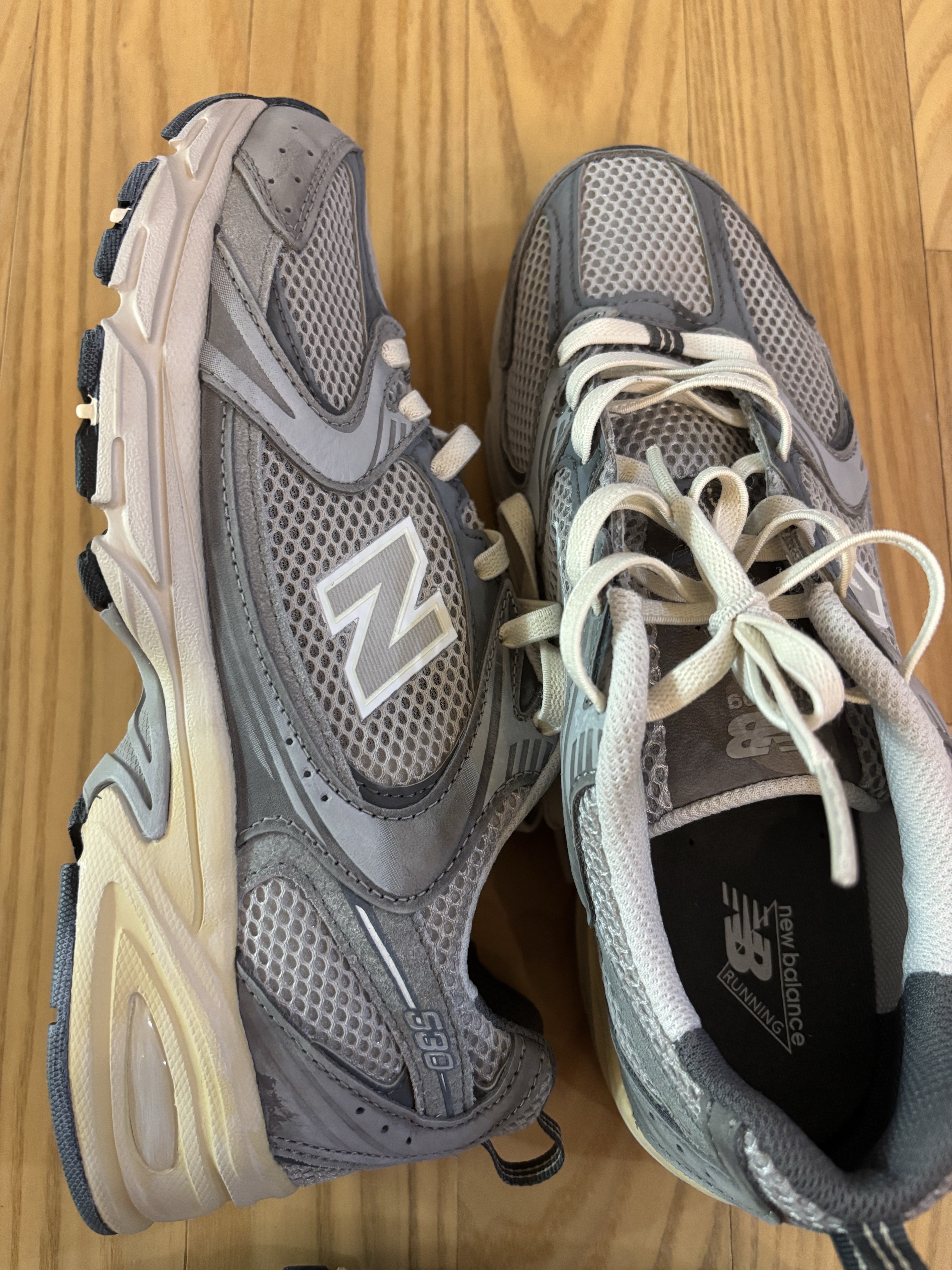 New Balance 530 Premium Vintage Grey Matter 착용 스타일 - 1