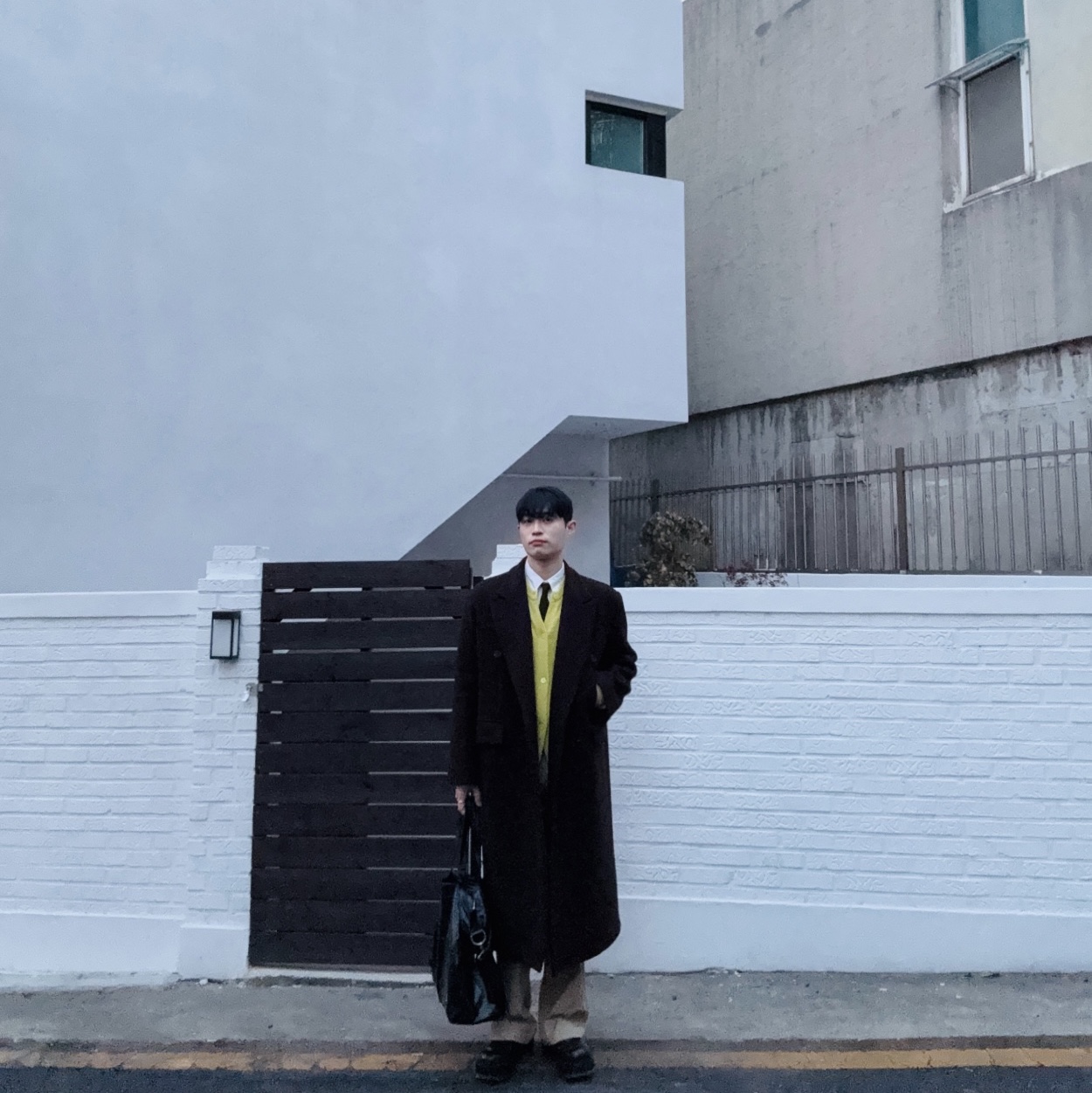 [20% 적립] Polo Ralph Lauren Custom Fit Oxford Shirt White - 24FW, STU Wide Cotton Pants Beige 착용 스타일
