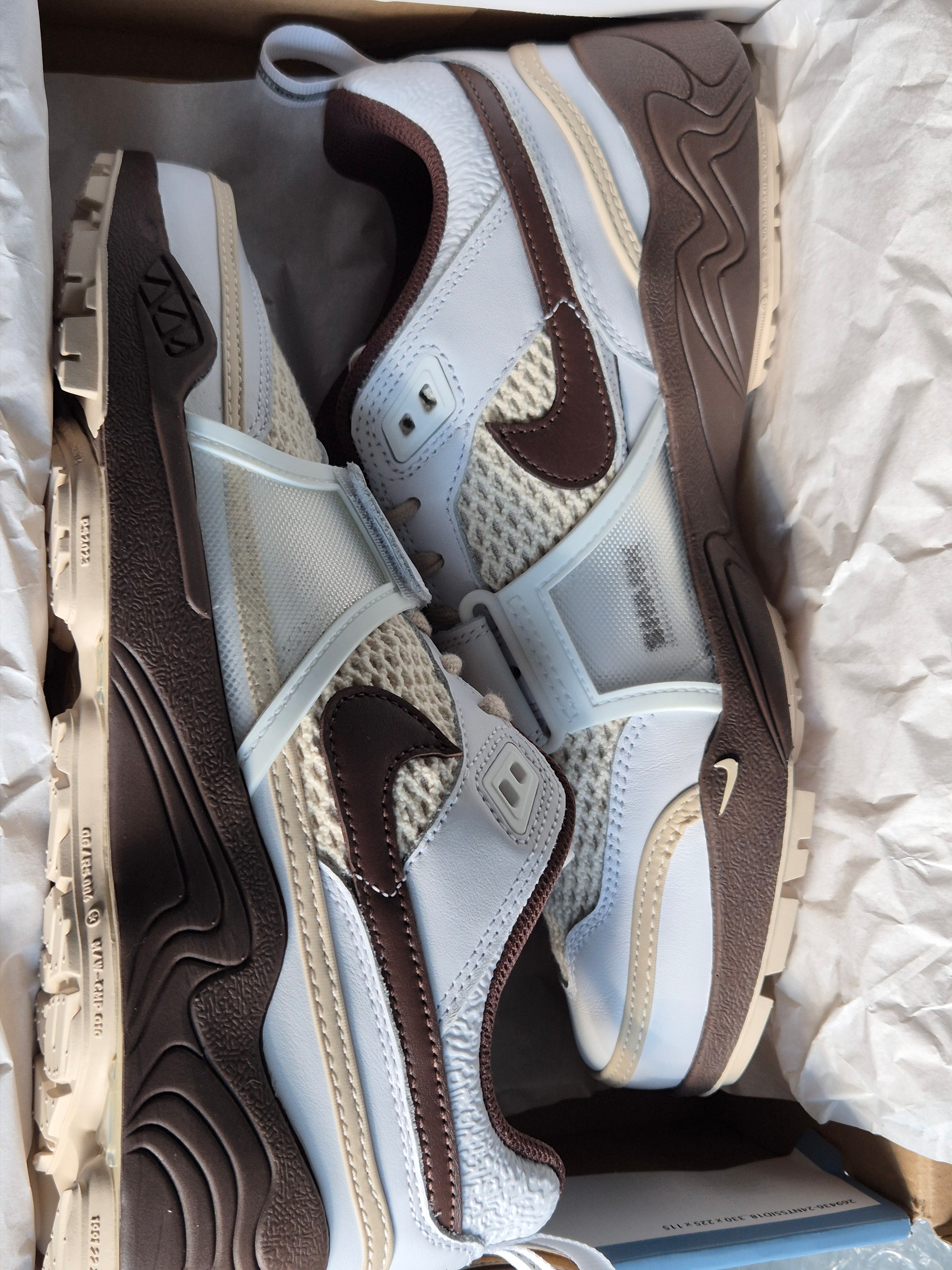 Nike x Travis Scott Zoom Field Jaxx White and Light Chocolate 착용 스타일