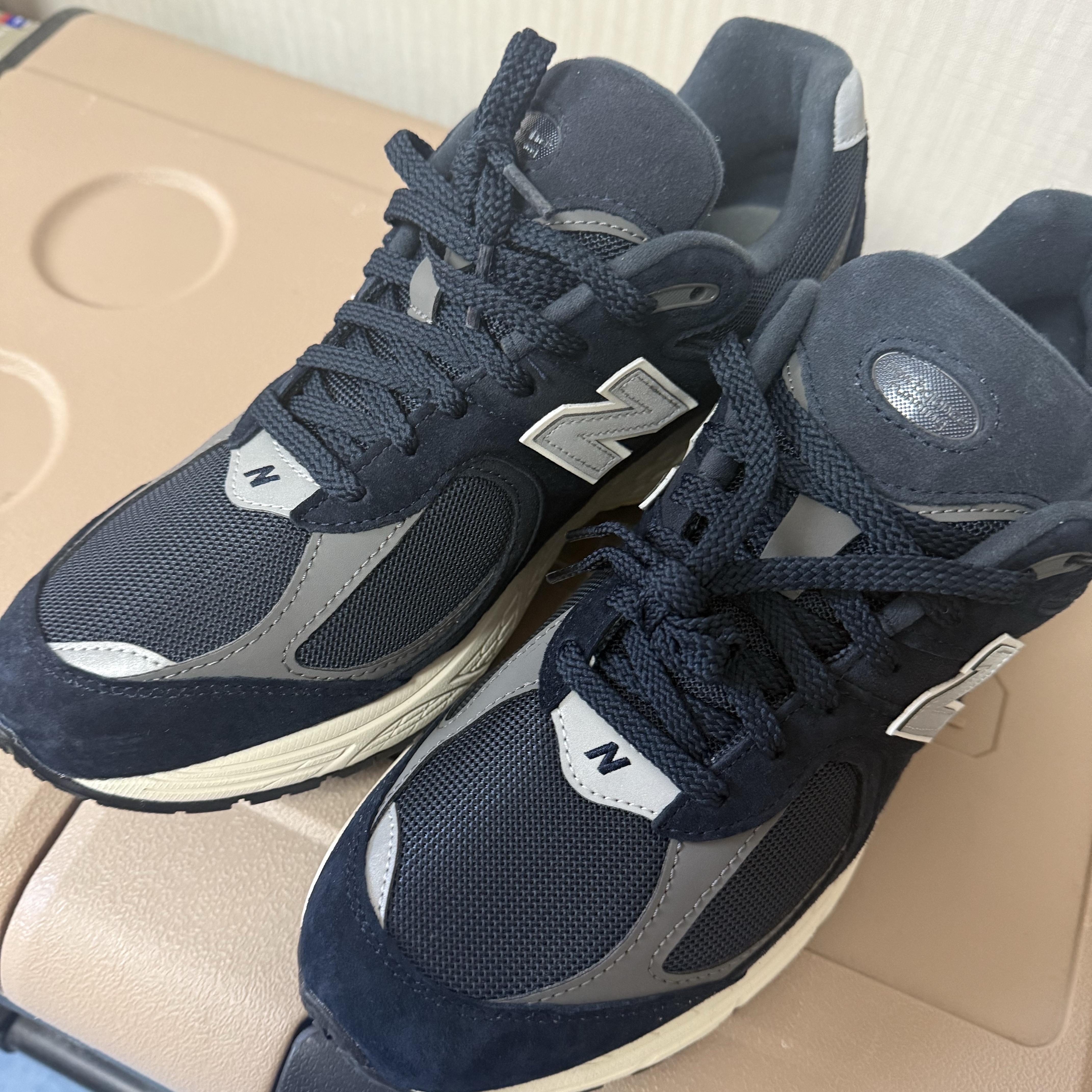 New Balance 2002R Eclipse Castlerock 착용 스타일