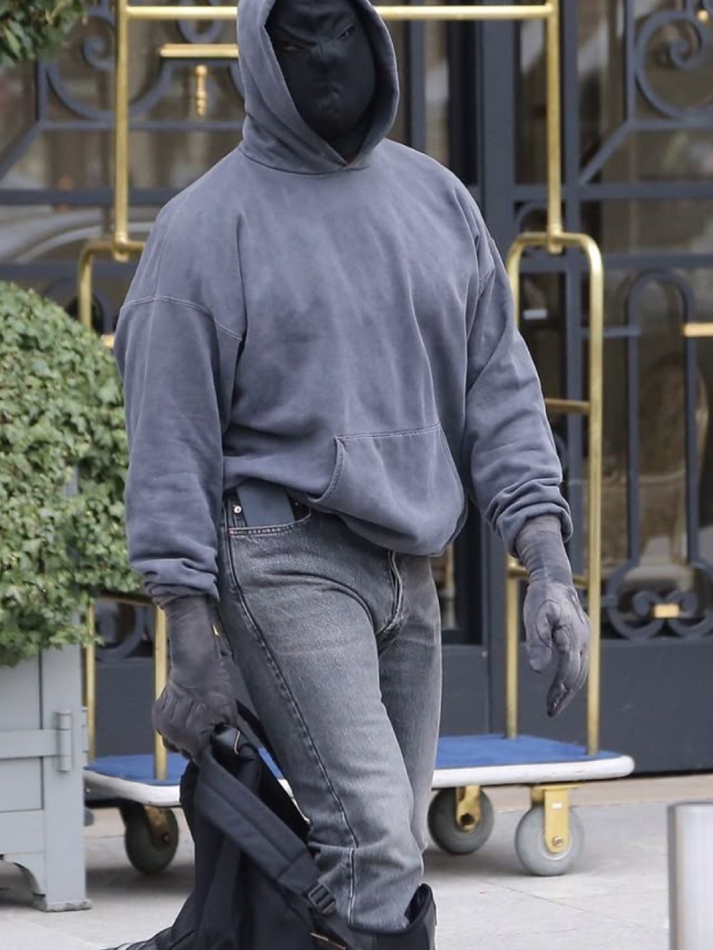 Yeezy x Gosha Rubchinskiy YZY Black Dogs Jogger Heather Grey, Yeezy Gap Engineered By Balenciaga Dove Hoodie Black 착용 스타일 - 5