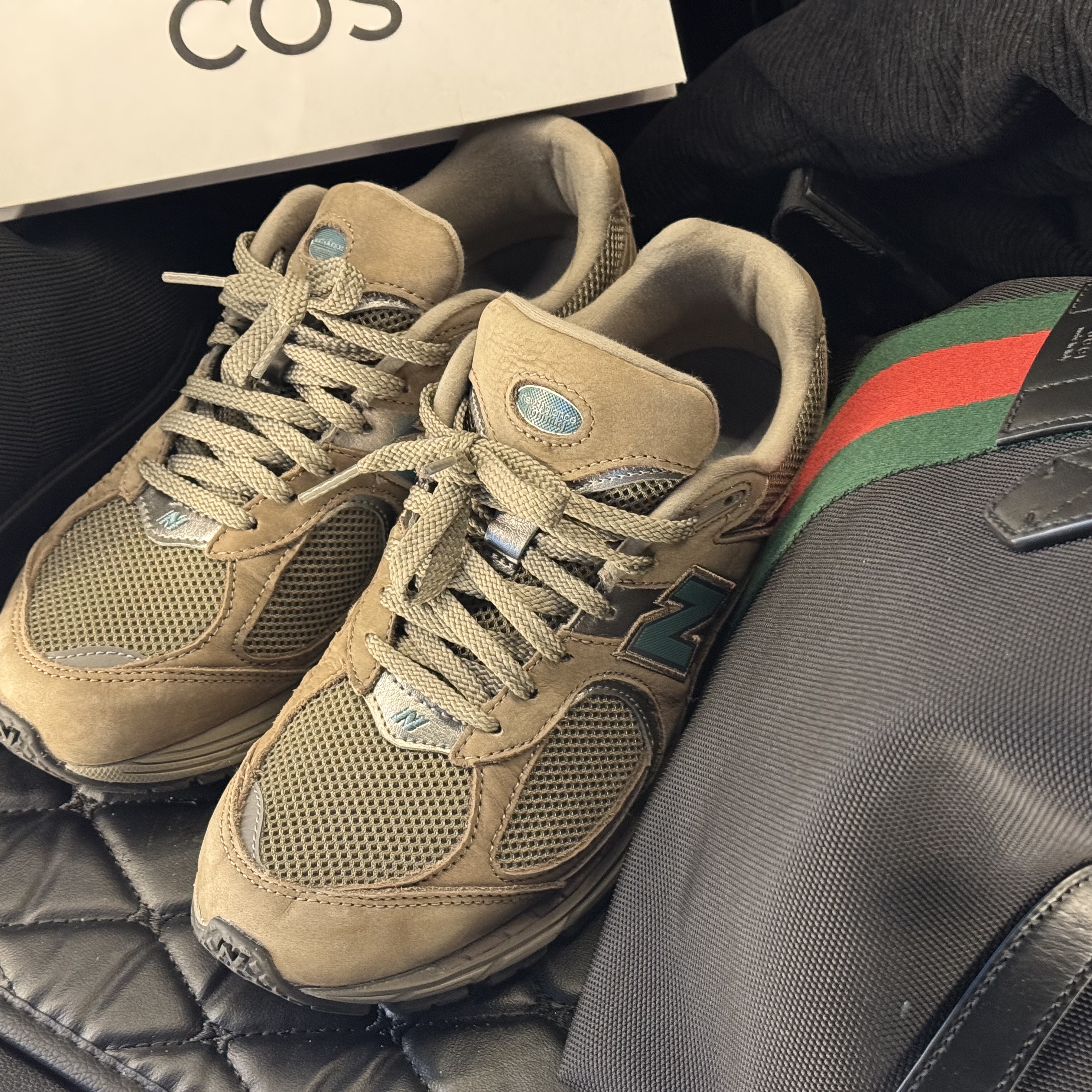 New Balance 2002 Brown, Gucci Striped Canvas Tote Bag Black 착용 스타일