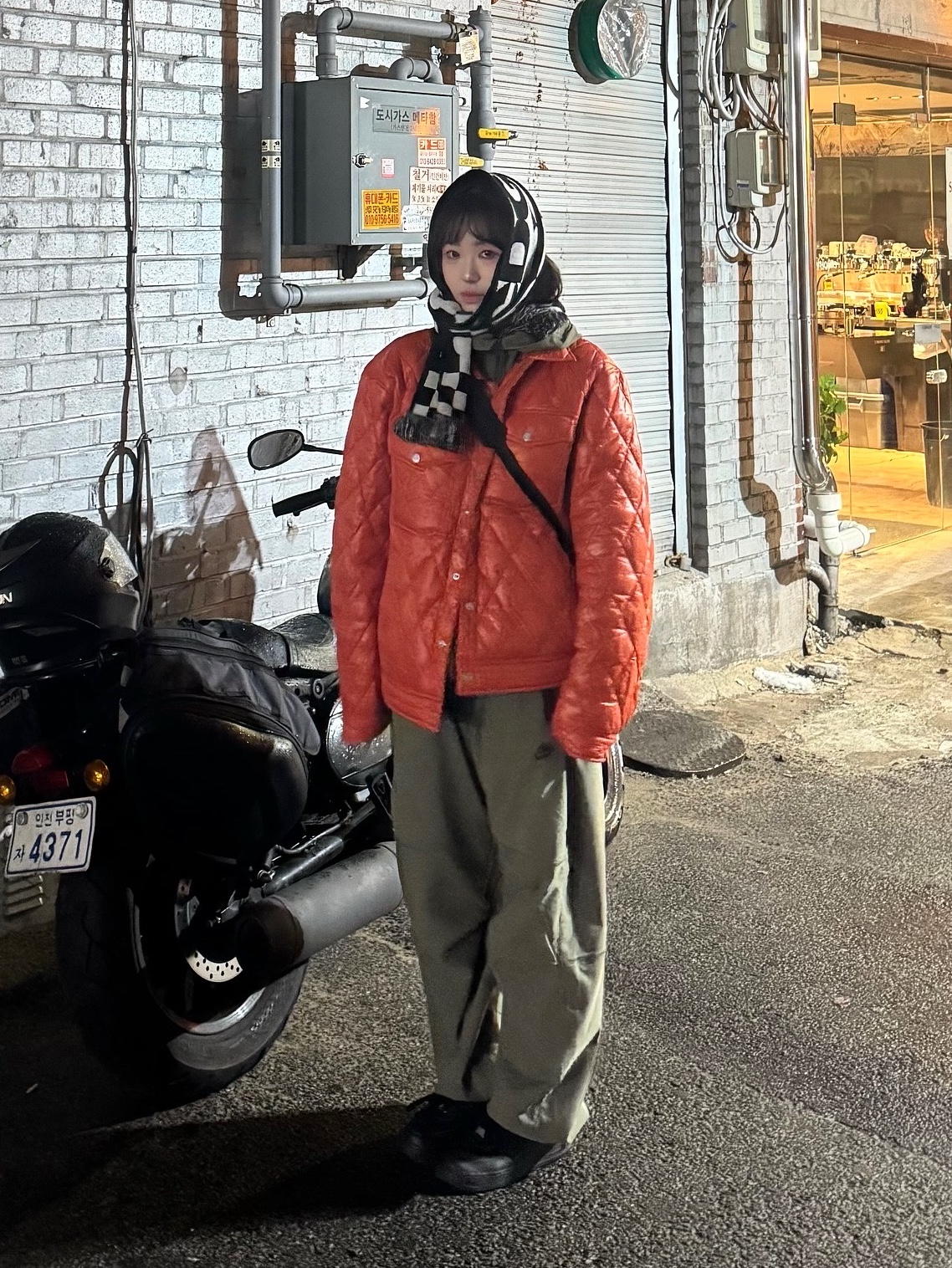 Stussy Quilted Nylon Ranch Jacket Persimmon, Nike Air Force 1 '07 Low Triple Black 착용 스타일 - 1