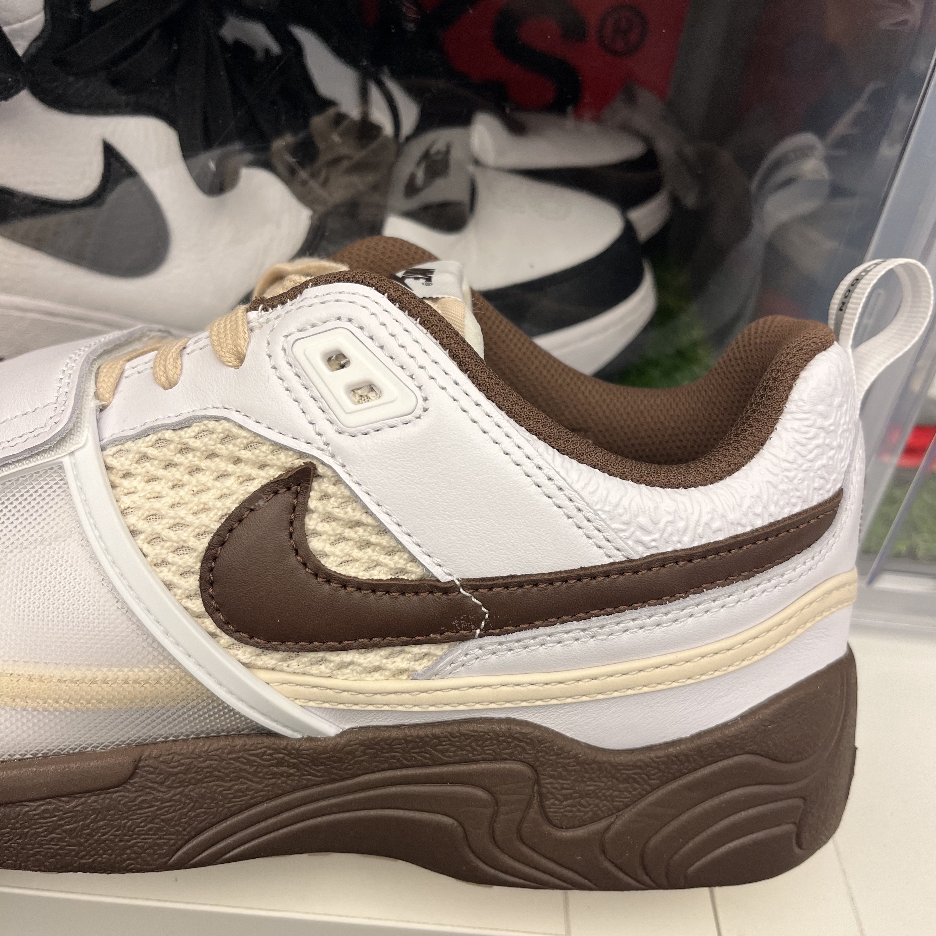 Nike x Travis Scott Zoom Field Jaxx White and Light Chocolate 착용 스타일 - 4