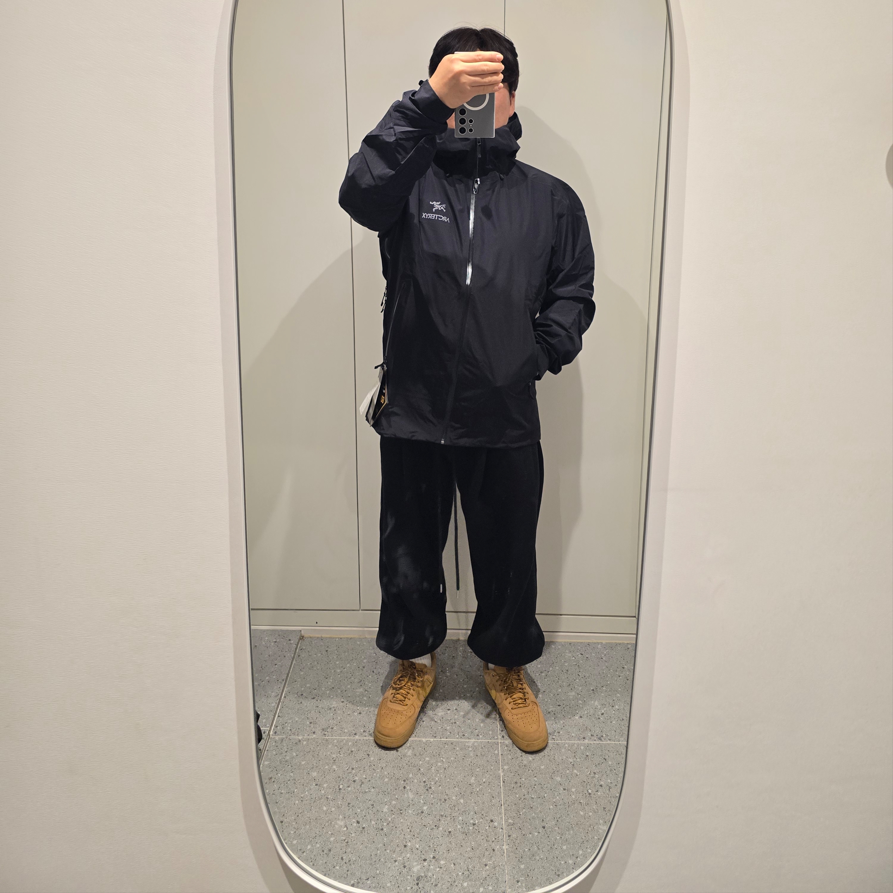 Arc'teryx Beta LT Jacket Black, Nike Air Force 1 '07 WB Flax 착용 스타일 - 7