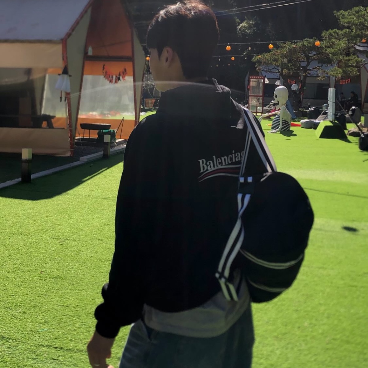 Balenciaga Oversized Political Campaign Hoodie Black 착용 스타일