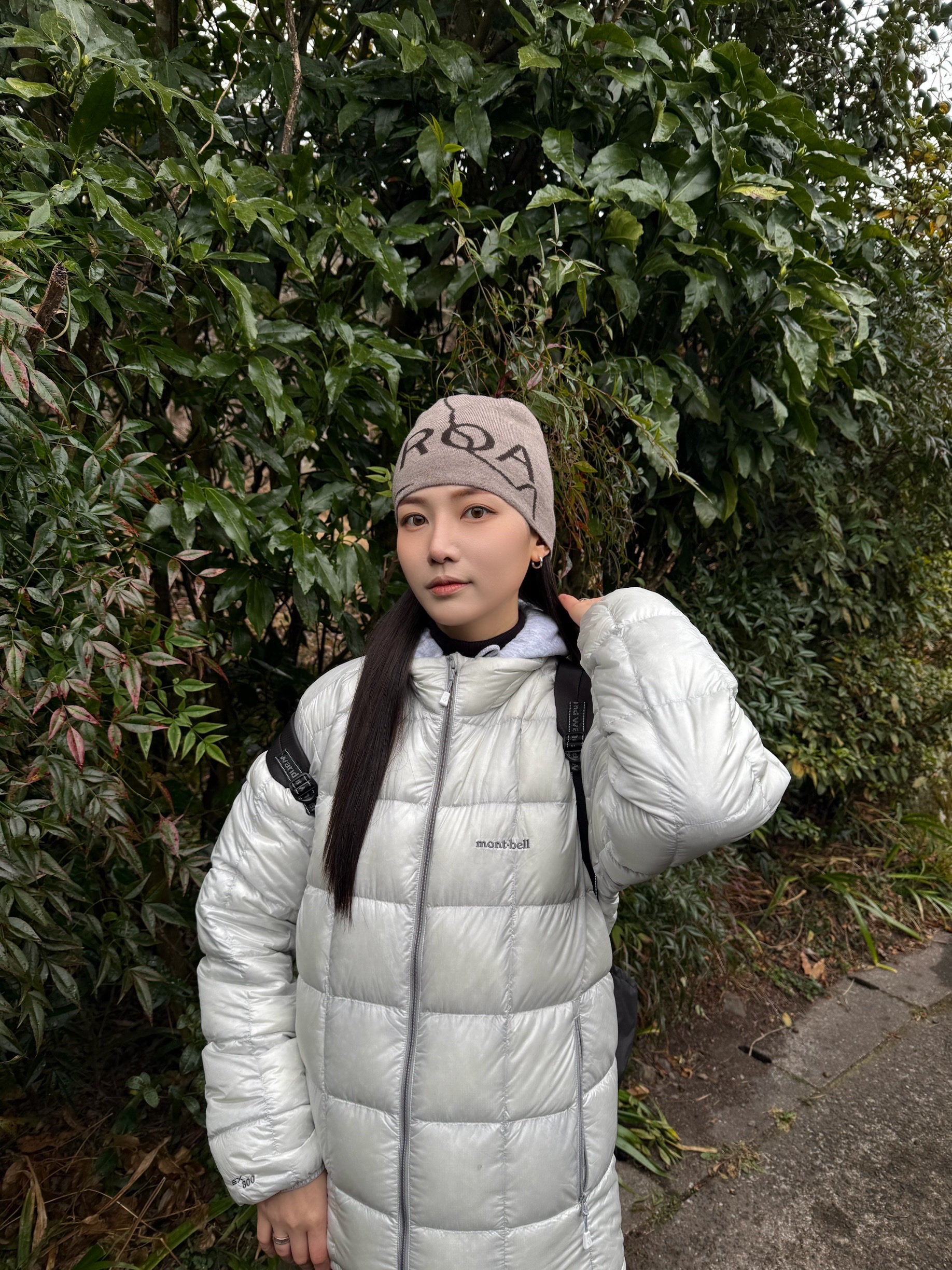 And Wander Sil Daypack Charcoal, ROA Beanie Logo Taupe - 24FW 착용 스타일 - 2