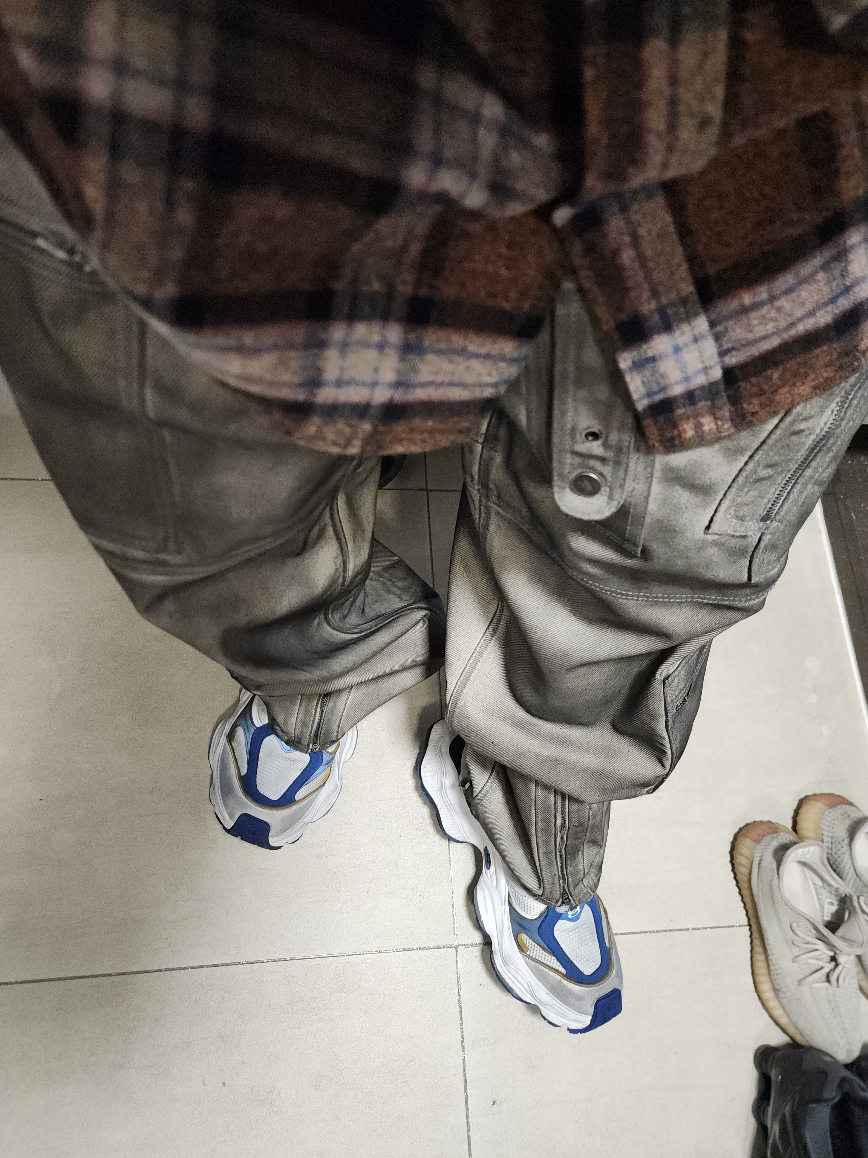 Project G/R Flight Denim Pants Dust Grey, Balenciaga Cargo Sneakers Grey White Blue 착용 스타일 - 1